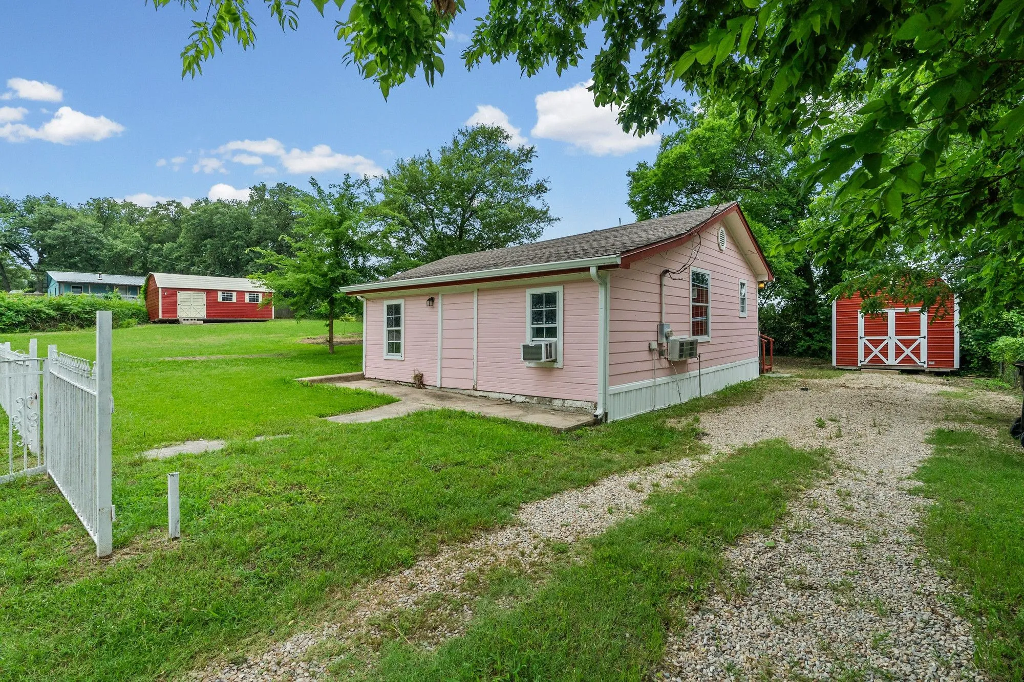 Single Family Residence For Sale in Hunt County , 325 West Lane, Quinlan, Texas 75474, 2 Bedroom, 1 Bathroom, Garage spaces, 922 Sqft, built in 1986, mls#21275692, Real Estate Agent in Quinlan, Homes For Sale in Hunt county, Homes For Sale in Quinlan, Realtor in Quinlan Texas, Real Estate Brokerage Independent Realty Texas, Luminita Cordes Realtor