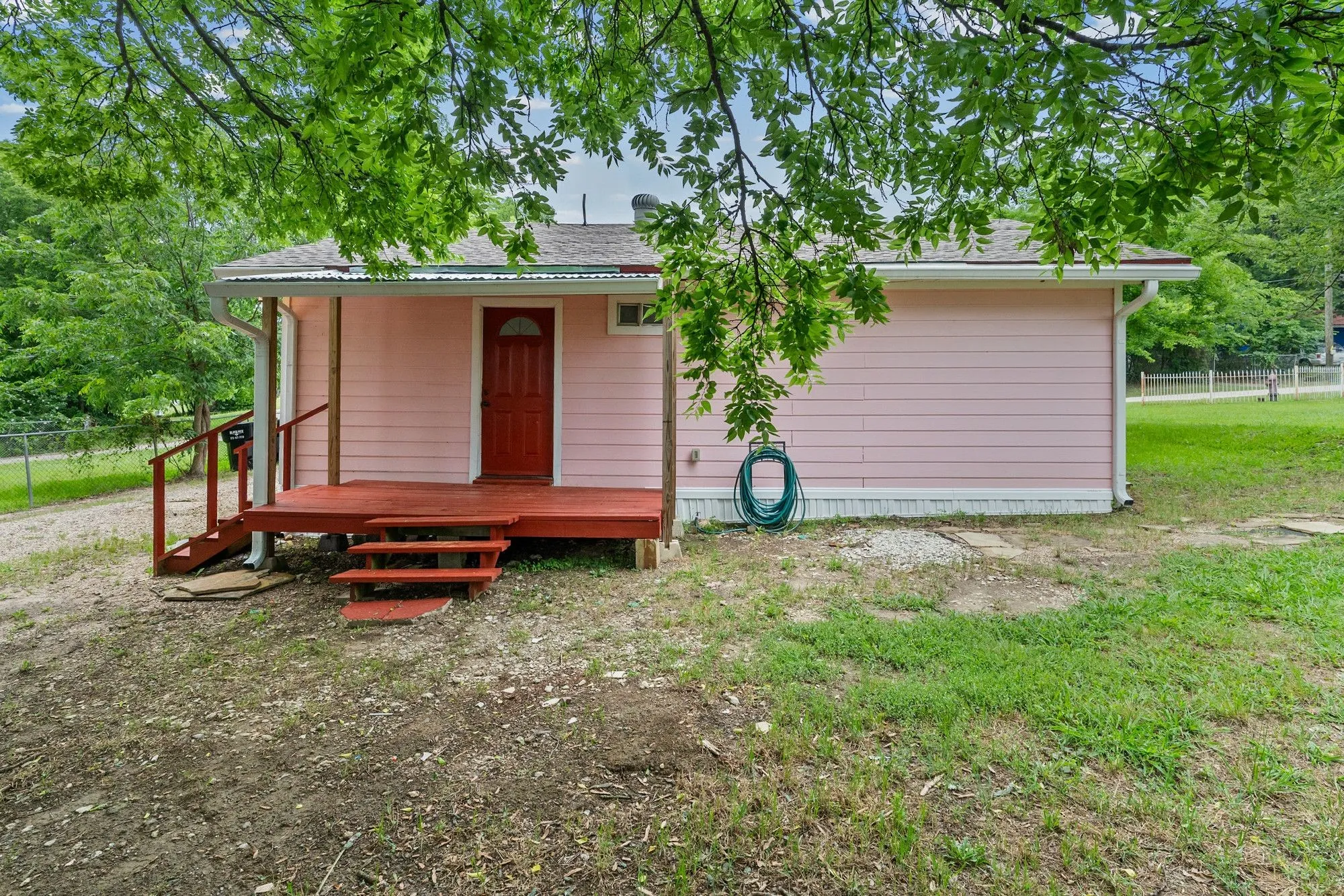 Single Family Residence For Sale in Hunt County , 325 West Lane, Quinlan, Texas 75474, 2 Bedroom, 1 Bathroom, Garage spaces, 922 Sqft, built in 1986, mls#21275692, Real Estate Agent in Quinlan, Homes For Sale in Hunt county, Homes For Sale in Quinlan, Realtor in Quinlan Texas, Real Estate Brokerage Independent Realty Texas, Luminita Cordes Realtor
