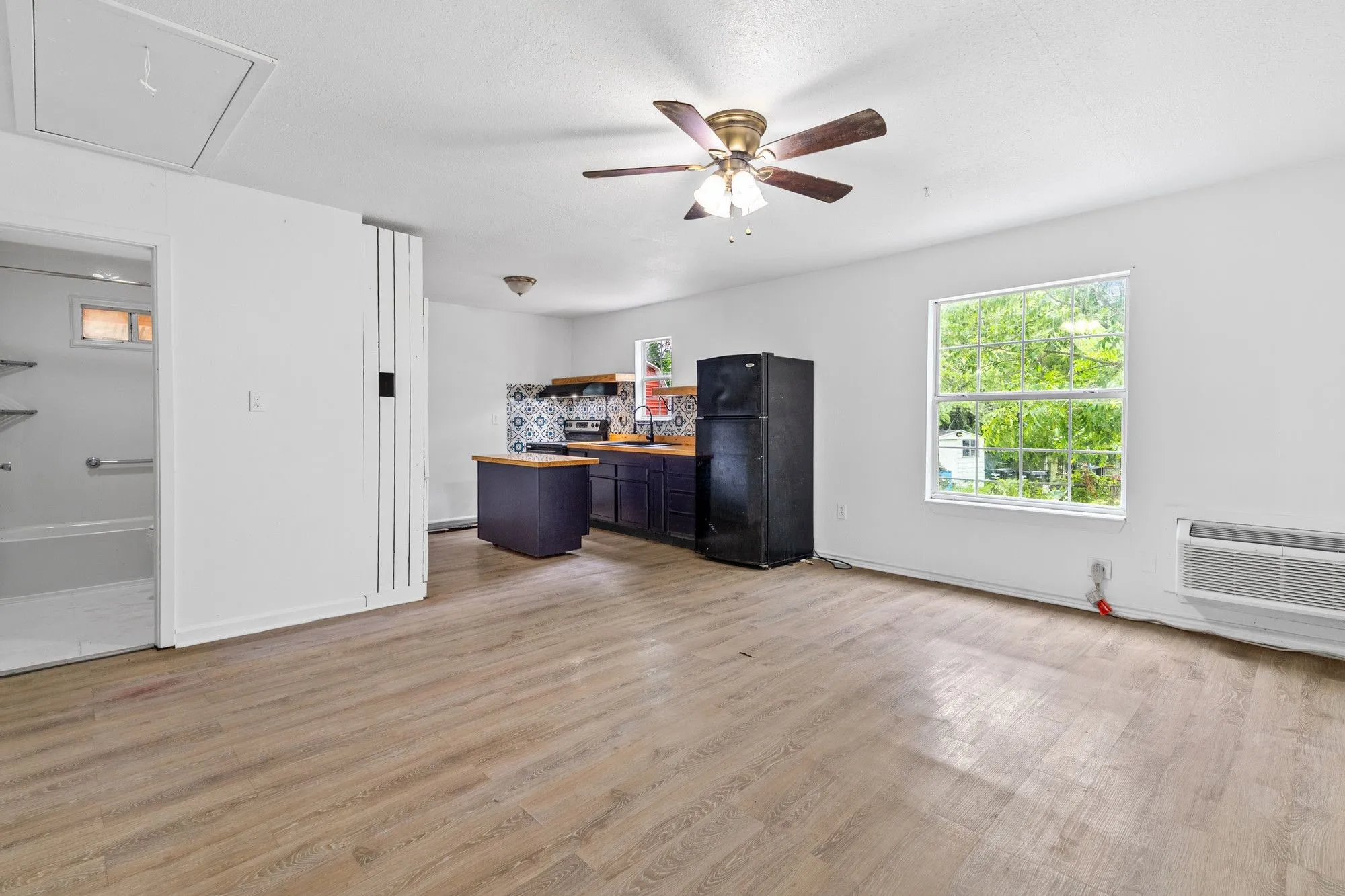 Single Family Residence For Sale in Hunt County , 325 West Lane, Quinlan, Texas 75474, 2 Bedroom, 1 Bathroom, Garage spaces, 922 Sqft, built in 1986, mls#21275692, Real Estate Agent in Quinlan, Homes For Sale in Hunt county, Homes For Sale in Quinlan, Realtor in Quinlan Texas, Real Estate Brokerage Independent Realty Texas, Luminita Cordes Realtor