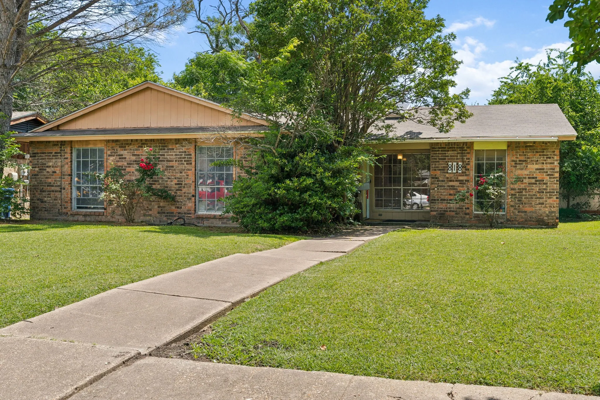 Single Family Residence For Sale in Dallas County , 818 Quebec Drive, Garland, Texas 75040, 3 Bedroom, 2 Bathroom, Garage spaces, 1,231 Sqft, built in 1970, mls#21279388, Real Estate Agent in Garland, Homes For Sale in Dallas county, Homes For Sale in Garland, Realtor in Garland Texas, Real Estate Brokerage Independent Realty Texas, Luminita Cordes Realtor