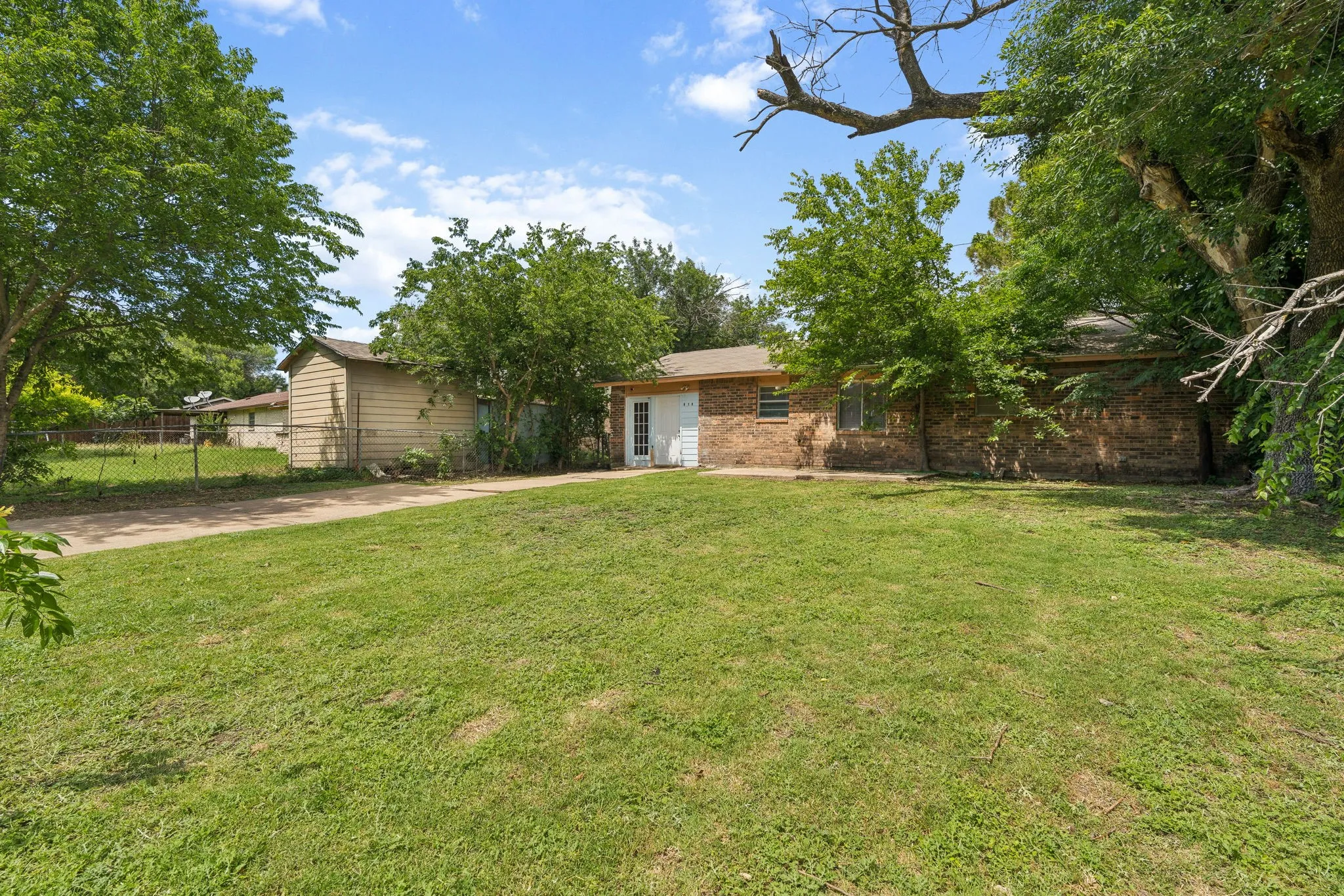 Single Family Residence For Sale in Dallas County , 818 Quebec Drive, Garland, Texas 75040, 3 Bedroom, 2 Bathroom, Garage spaces, 1,231 Sqft, built in 1970, mls#21279388, Real Estate Agent in Garland, Homes For Sale in Dallas county, Homes For Sale in Garland, Realtor in Garland Texas, Real Estate Brokerage Independent Realty Texas, Luminita Cordes Realtor