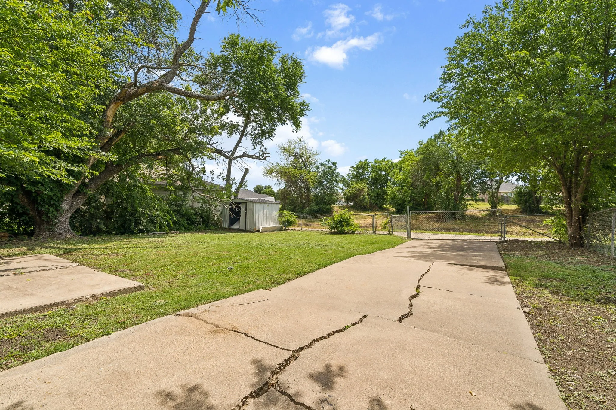 Single Family Residence For Sale in Dallas County , 818 Quebec Drive, Garland, Texas 75040, 3 Bedroom, 2 Bathroom, Garage spaces, 1,231 Sqft, built in 1970, mls#21279388, Real Estate Agent in Garland, Homes For Sale in Dallas county, Homes For Sale in Garland, Realtor in Garland Texas, Real Estate Brokerage Independent Realty Texas, Luminita Cordes Realtor