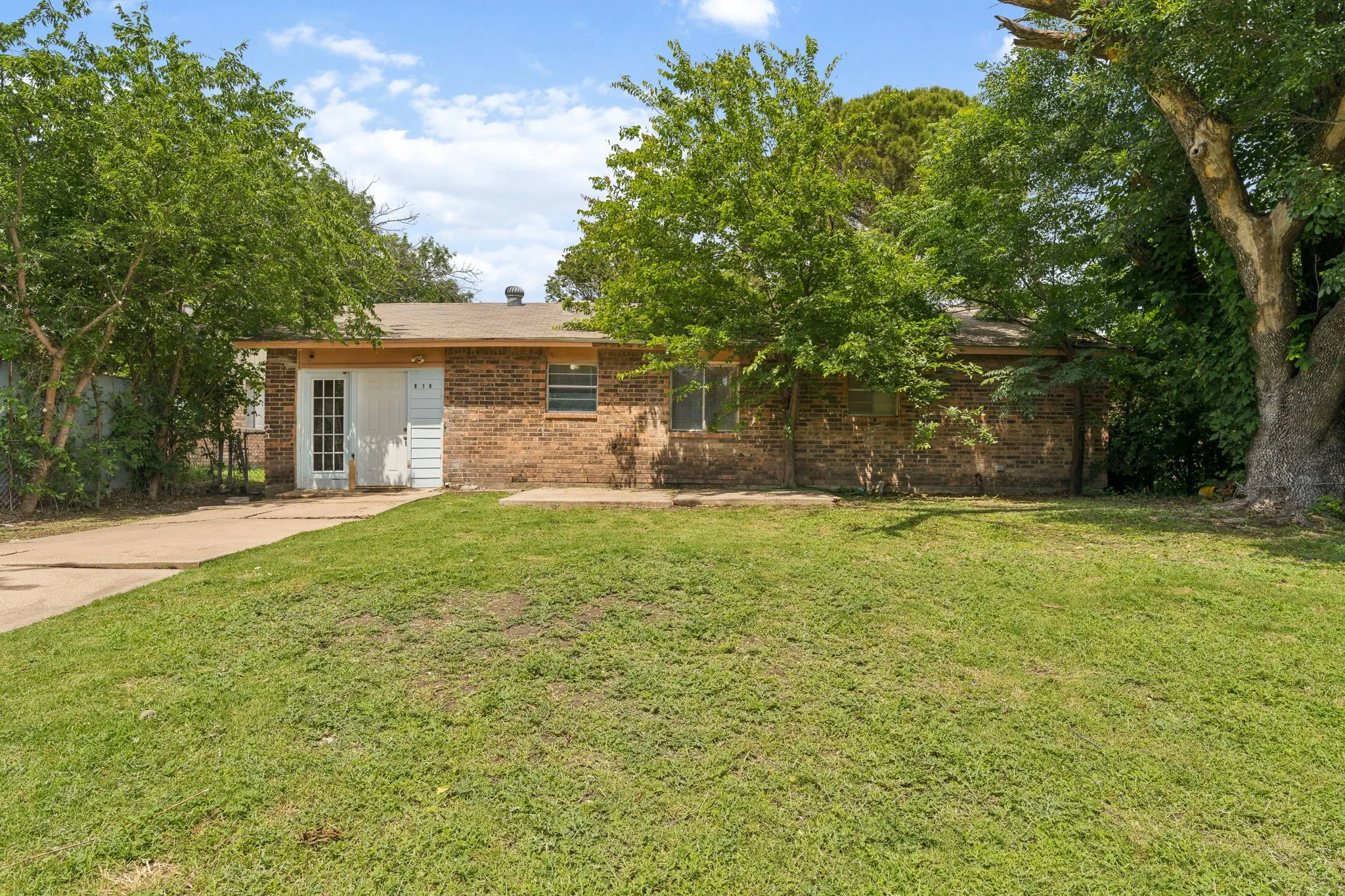 Single Family Residence For Sale in Dallas County , 818 Quebec Drive, Garland, Texas 75040, 3 Bedroom, 2 Bathroom, Garage spaces, 1,231 Sqft, built in 1970, mls#21279388, Real Estate Agent in Garland, Homes For Sale in Dallas county, Homes For Sale in Garland, Realtor in Garland Texas, Real Estate Brokerage Independent Realty Texas, Luminita Cordes Realtor