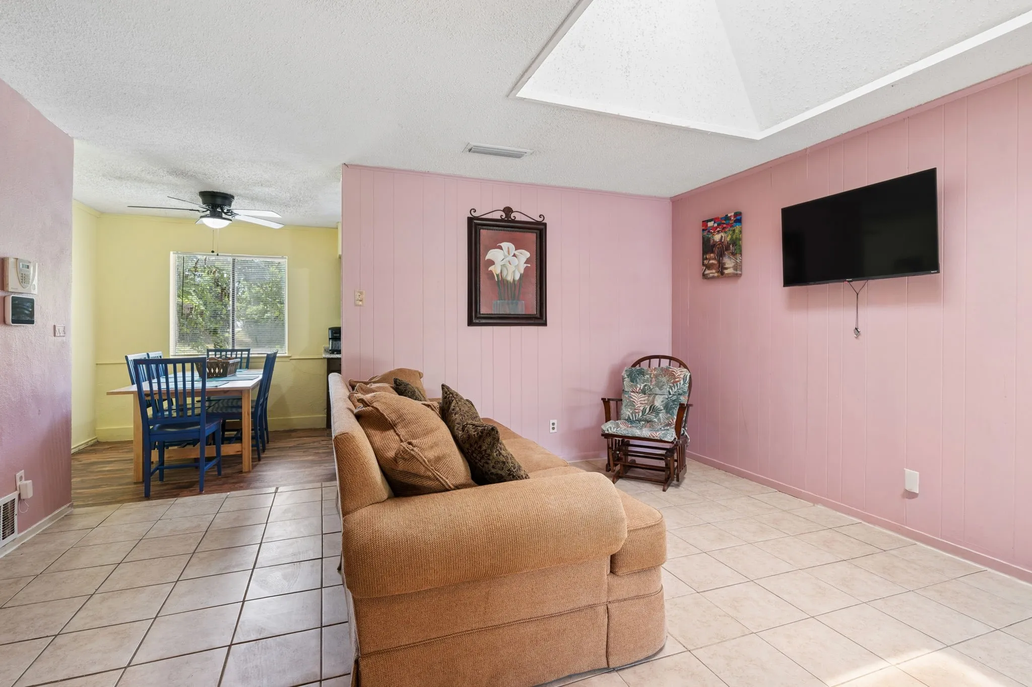 Single Family Residence For Sale in Dallas County , 818 Quebec Drive, Garland, Texas 75040, 3 Bedroom, 2 Bathroom, Garage spaces, 1,231 Sqft, built in 1970, mls#21279388, Real Estate Agent in Garland, Homes For Sale in Dallas county, Homes For Sale in Garland, Realtor in Garland Texas, Real Estate Brokerage Independent Realty Texas, Luminita Cordes Realtor