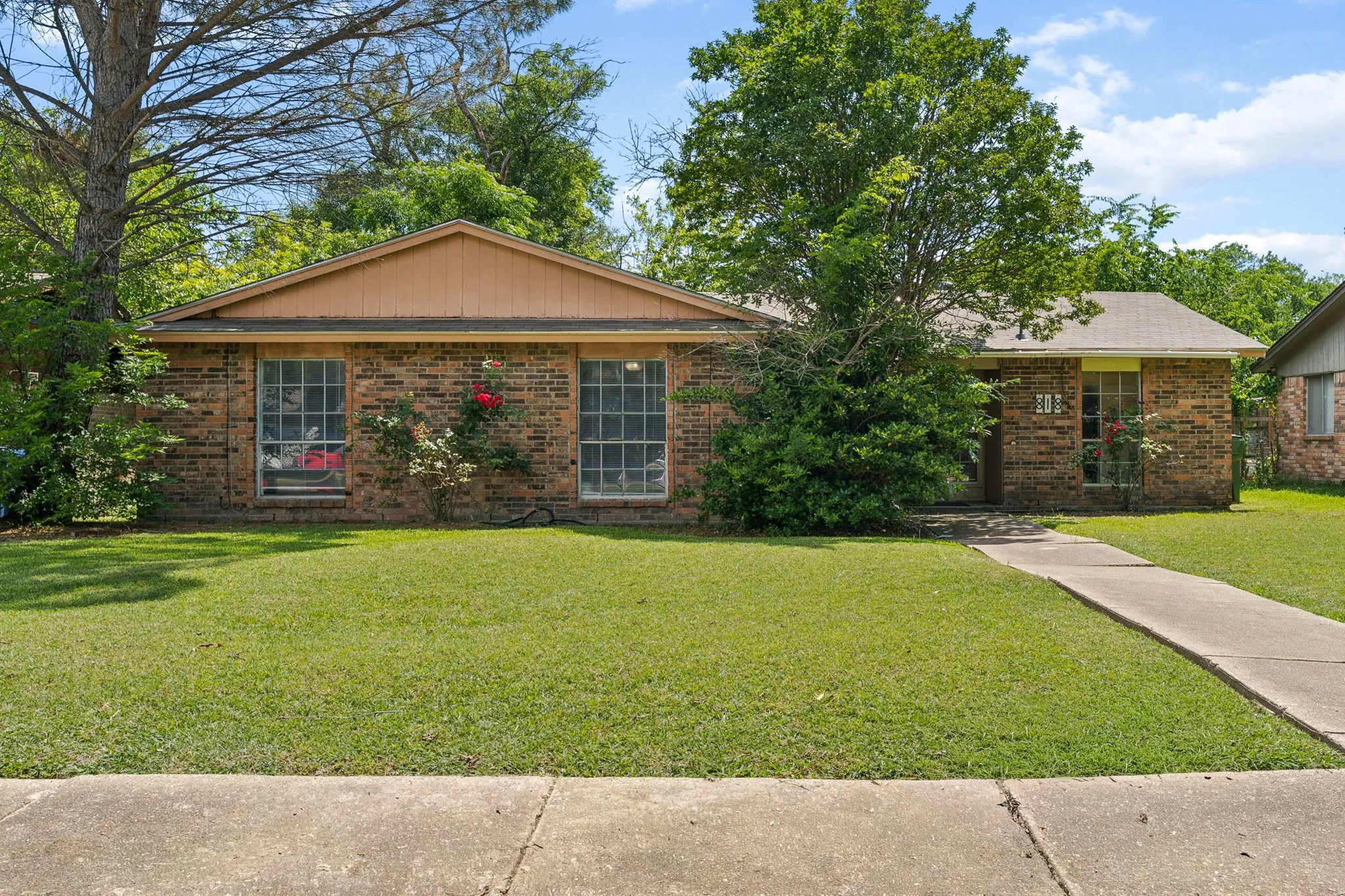 Single Family Residence For Sale in Dallas County , 818 Quebec Drive, Garland, Texas 75040, 3 Bedroom, 2 Bathroom, Garage spaces, 1,231 Sqft, built in 1970, mls#21279388, Real Estate Agent in Garland, Homes For Sale in Dallas county, Homes For Sale in Garland, Realtor in Garland Texas, Real Estate Brokerage Independent Realty Texas, Luminita Cordes Realtor