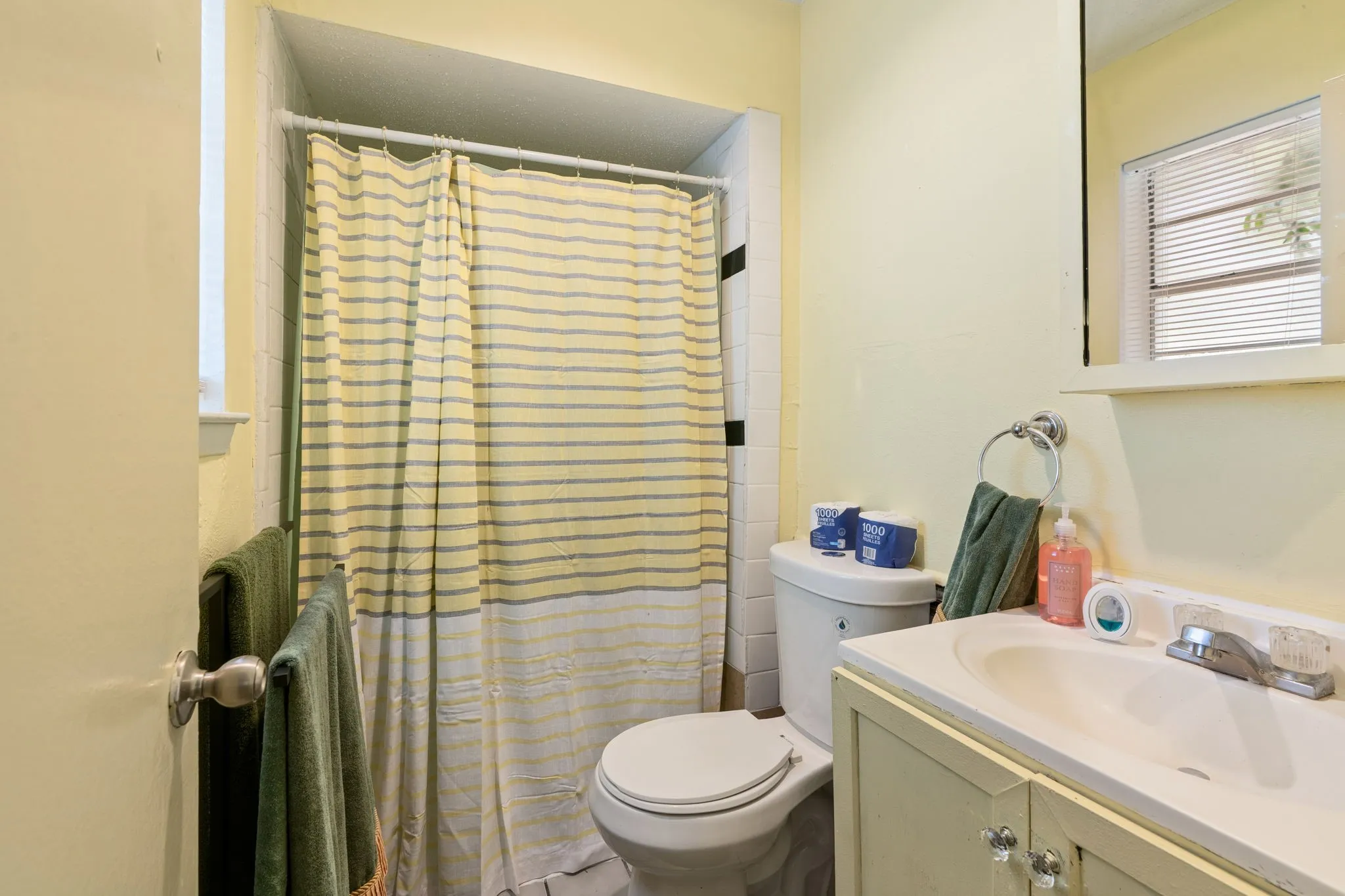 Single Family Residence For Sale in Dallas County , 818 Quebec Drive, Garland, Texas 75040, 3 Bedroom, 2 Bathroom, Garage spaces, 1,231 Sqft, built in 1970, mls#21279388, Real Estate Agent in Garland, Homes For Sale in Dallas county, Homes For Sale in Garland, Realtor in Garland Texas, Real Estate Brokerage Independent Realty Texas, Luminita Cordes Realtor