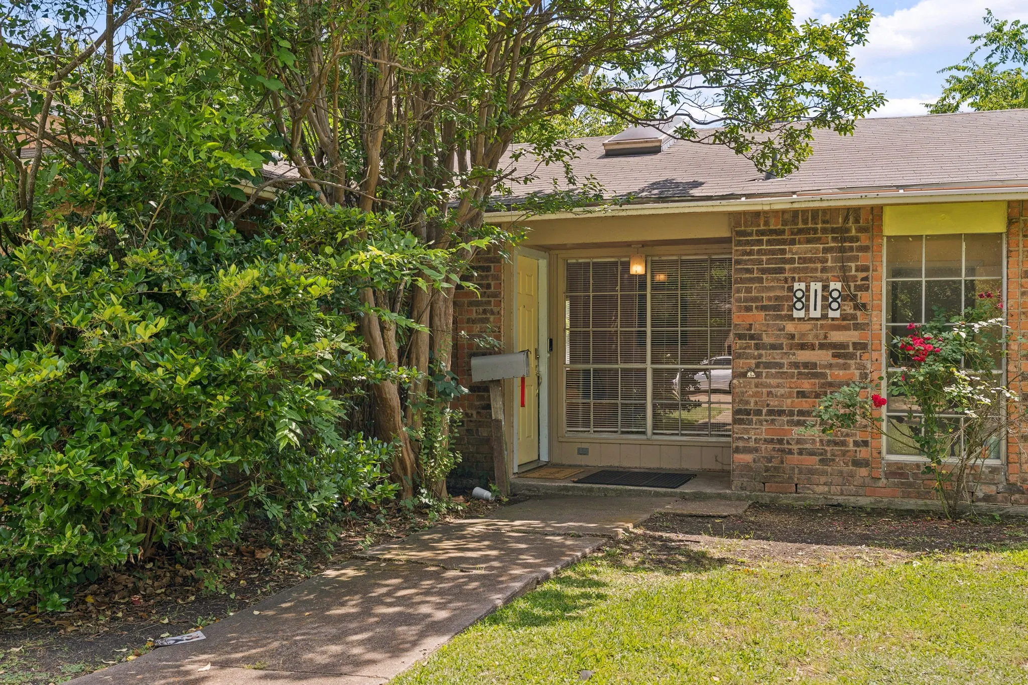 Single Family Residence For Sale in Dallas County , 818 Quebec Drive, Garland, Texas 75040, 3 Bedroom, 2 Bathroom, Garage spaces, 1,231 Sqft, built in 1970, mls#21279388, Real Estate Agent in Garland, Homes For Sale in Dallas county, Homes For Sale in Garland, Realtor in Garland Texas, Real Estate Brokerage Independent Realty Texas, Luminita Cordes Realtor