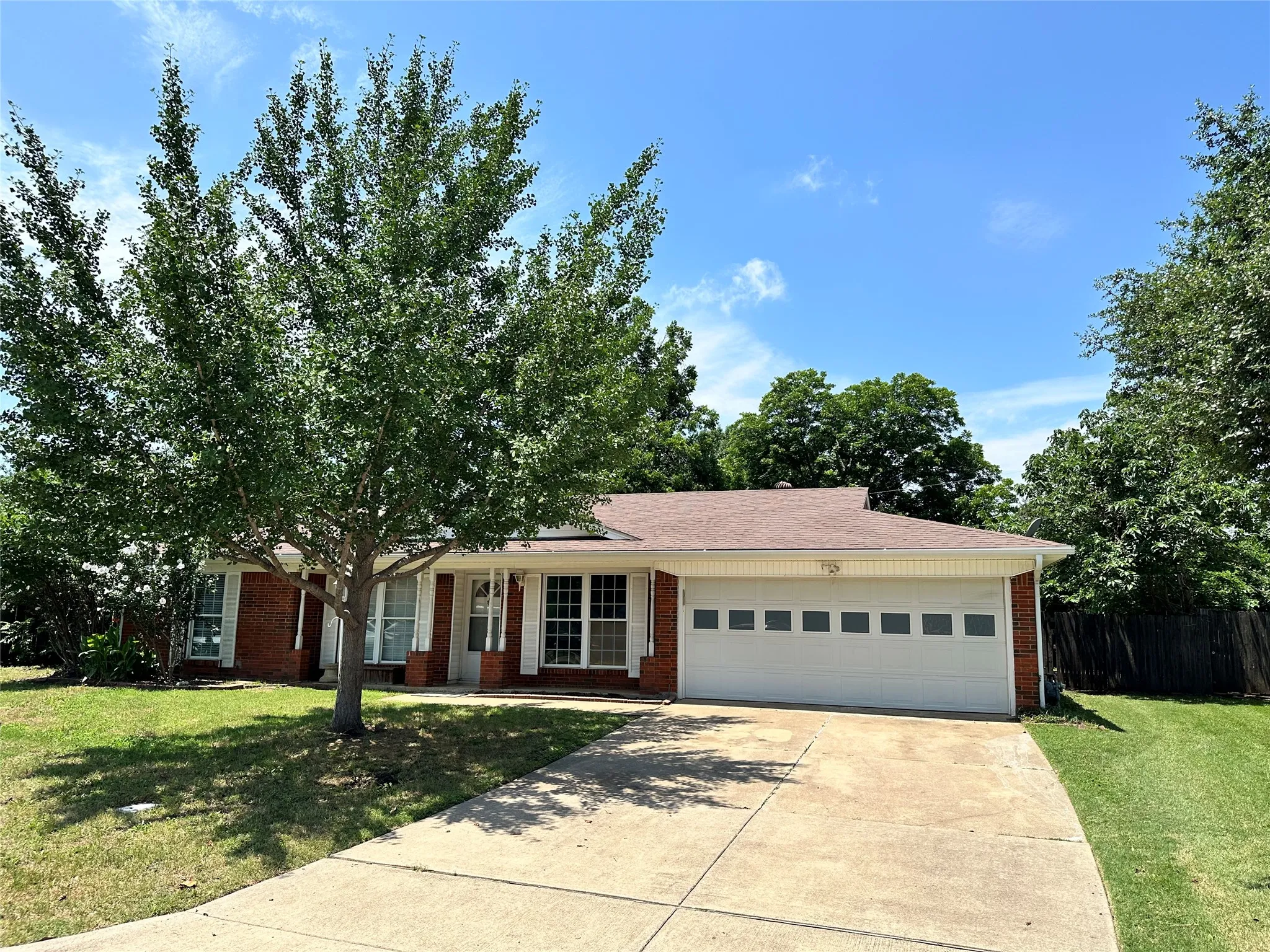 Single Family Residence For Sale in Tarrant County , 2108 Lejuan Court, Arlington, Texas 76010, 3 Bedroom, 2 Bathroom, 2 Garage spaces, 1,408 Sqft, built in 1967, mls#21271938, Real Estate Agent in Arlington, Homes For Sale in Tarrant county, Homes For Sale in Arlington, Realtor in Arlington Texas, Real Estate Brokerage Independent Realty Texas, Luminita Cordes Realtor