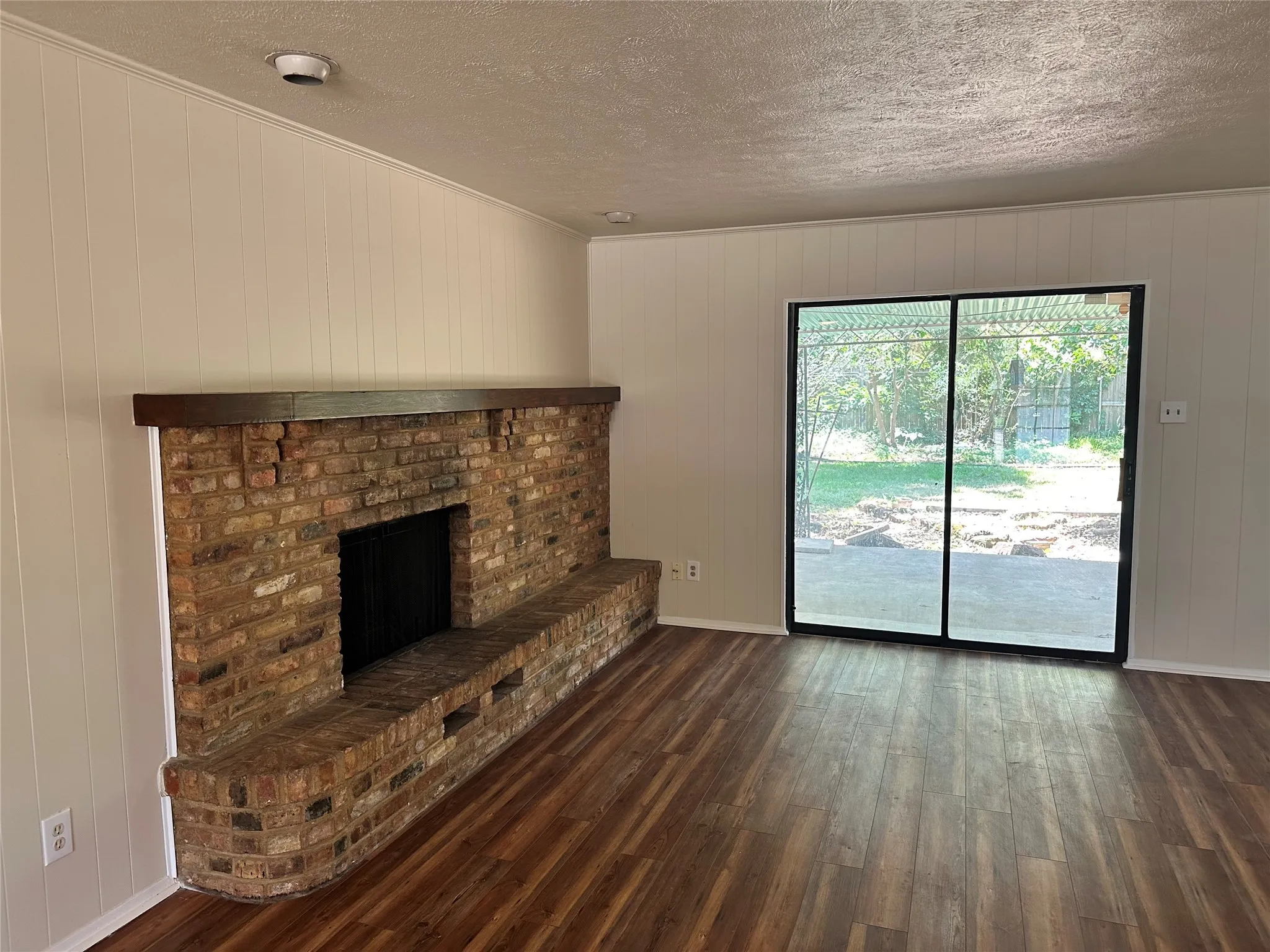 Single Family Residence For Sale in Tarrant County , 2108 Lejuan Court, Arlington, Texas 76010, 3 Bedroom, 2 Bathroom, 2 Garage spaces, 1,408 Sqft, built in 1967, mls#21271938, Real Estate Agent in Arlington, Homes For Sale in Tarrant county, Homes For Sale in Arlington, Realtor in Arlington Texas, Real Estate Brokerage Independent Realty Texas, Luminita Cordes Realtor