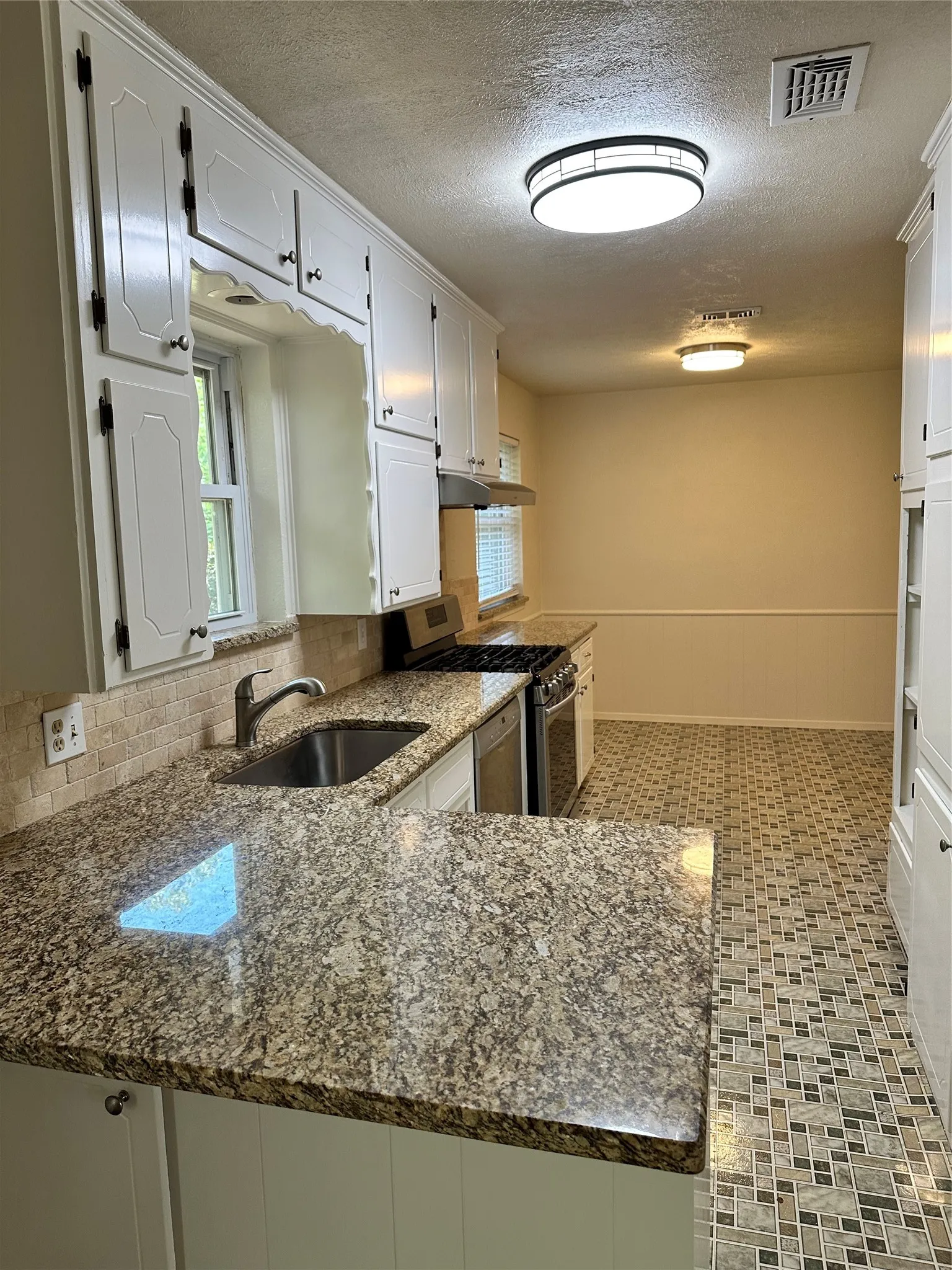 Single Family Residence For Sale in Tarrant County , 2108 Lejuan Court, Arlington, Texas 76010, 3 Bedroom, 2 Bathroom, 2 Garage spaces, 1,408 Sqft, built in 1967, mls#21271938, Real Estate Agent in Arlington, Homes For Sale in Tarrant county, Homes For Sale in Arlington, Realtor in Arlington Texas, Real Estate Brokerage Independent Realty Texas, Luminita Cordes Realtor