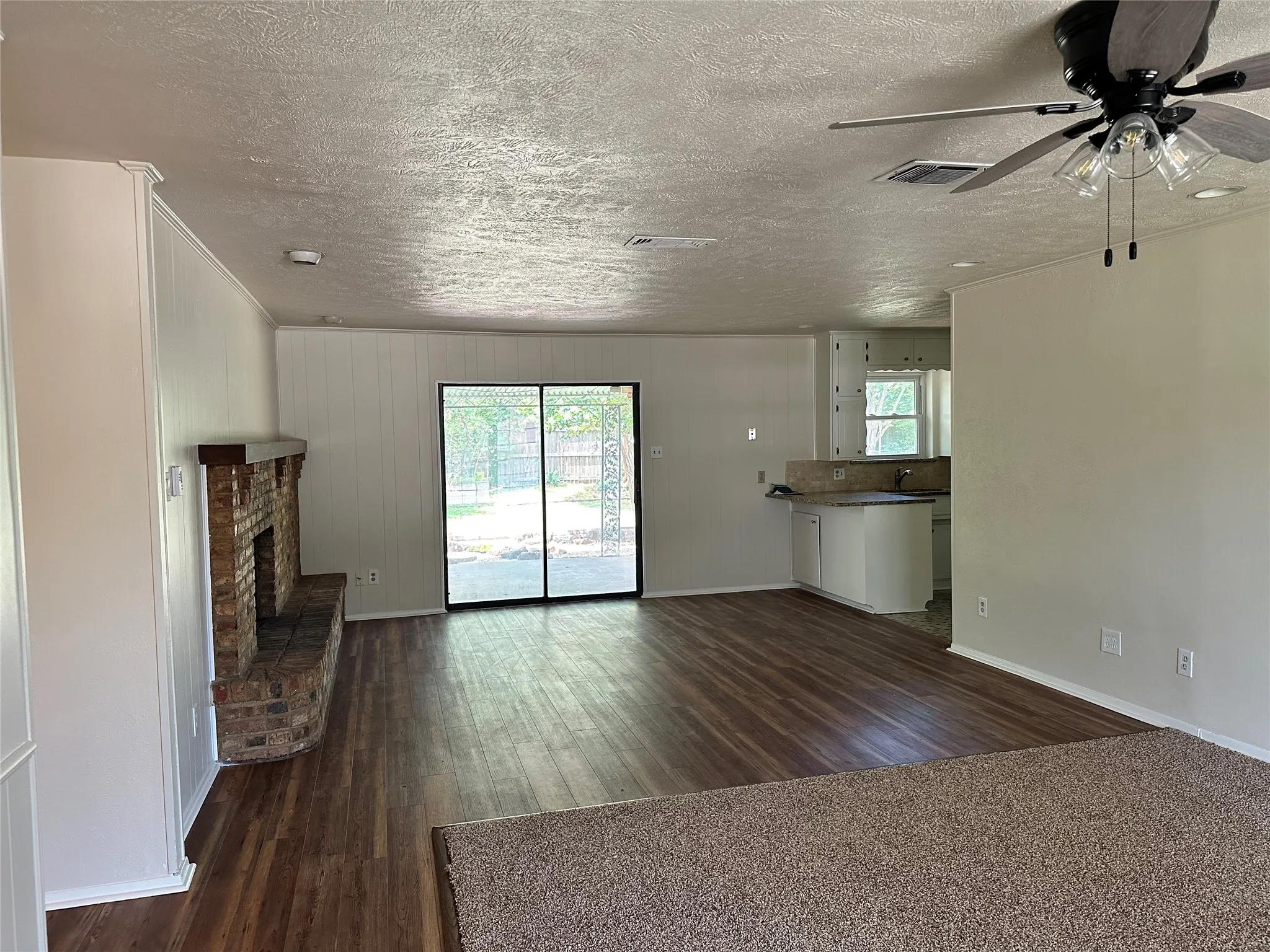 Single Family Residence For Sale in Tarrant County , 2108 Lejuan Court, Arlington, Texas 76010, 3 Bedroom, 2 Bathroom, 2 Garage spaces, 1,408 Sqft, built in 1967, mls#21271938, Real Estate Agent in Arlington, Homes For Sale in Tarrant county, Homes For Sale in Arlington, Realtor in Arlington Texas, Real Estate Brokerage Independent Realty Texas, Luminita Cordes Realtor