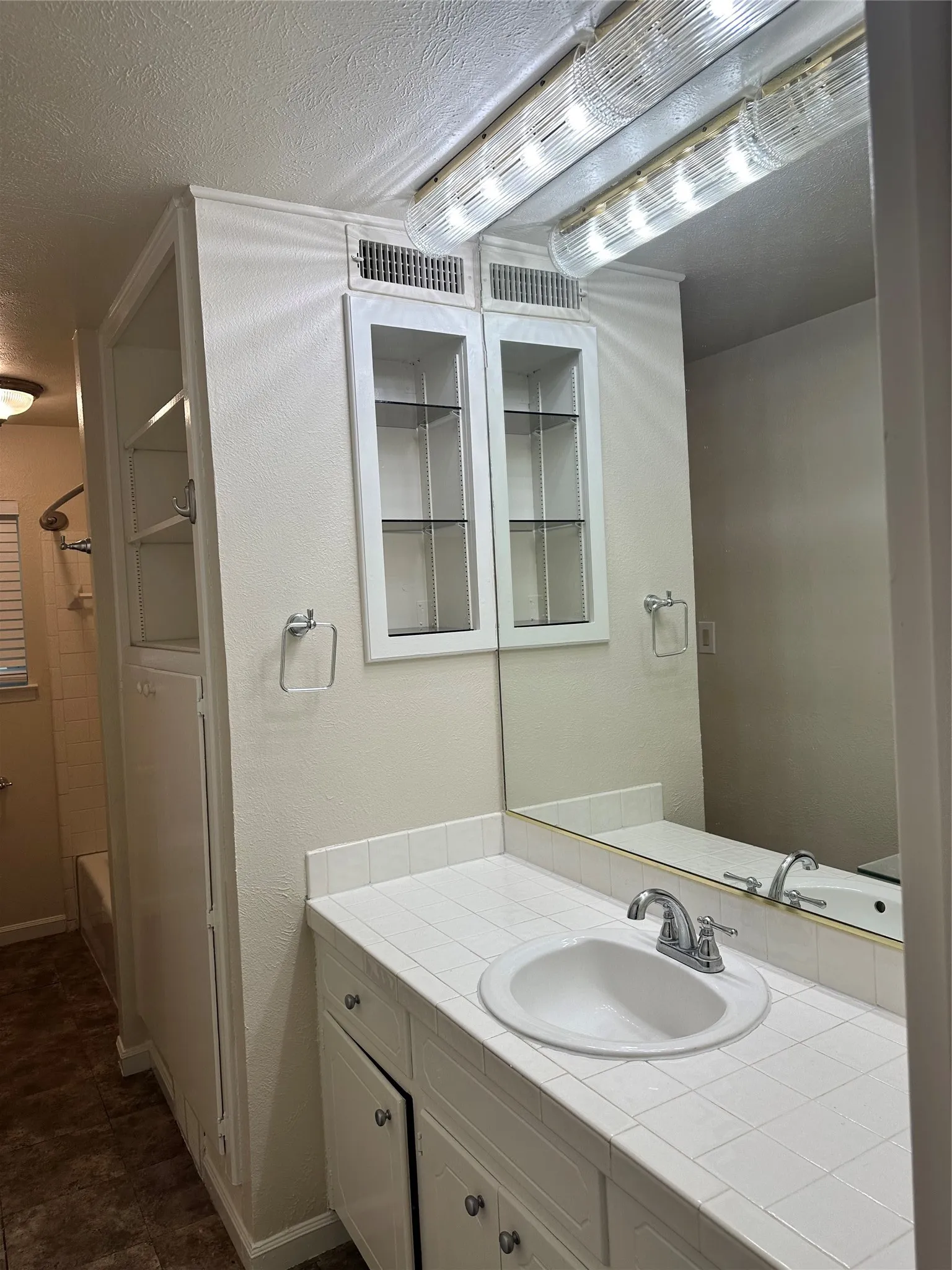Single Family Residence For Sale in Tarrant County , 2108 Lejuan Court, Arlington, Texas 76010, 3 Bedroom, 2 Bathroom, 2 Garage spaces, 1,408 Sqft, built in 1967, mls#21271938, Real Estate Agent in Arlington, Homes For Sale in Tarrant county, Homes For Sale in Arlington, Realtor in Arlington Texas, Real Estate Brokerage Independent Realty Texas, Luminita Cordes Realtor