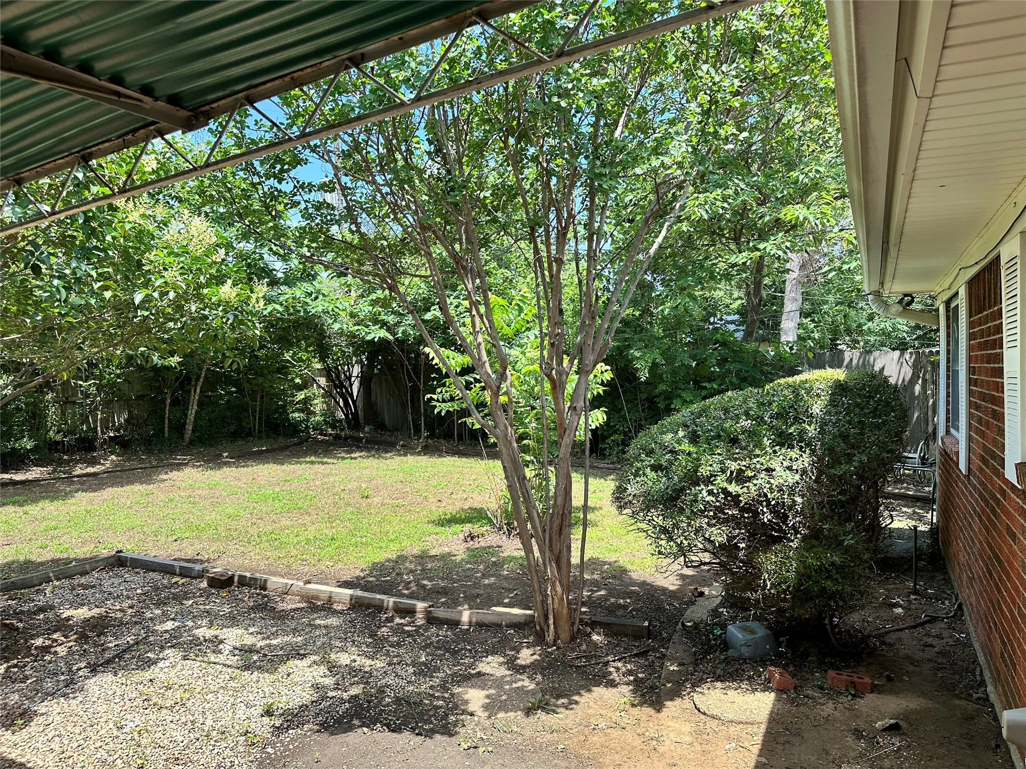 Single Family Residence For Sale in Tarrant County , 2108 Lejuan Court, Arlington, Texas 76010, 3 Bedroom, 2 Bathroom, 2 Garage spaces, 1,408 Sqft, built in 1967, mls#21271938, Real Estate Agent in Arlington, Homes For Sale in Tarrant county, Homes For Sale in Arlington, Realtor in Arlington Texas, Real Estate Brokerage Independent Realty Texas, Luminita Cordes Realtor