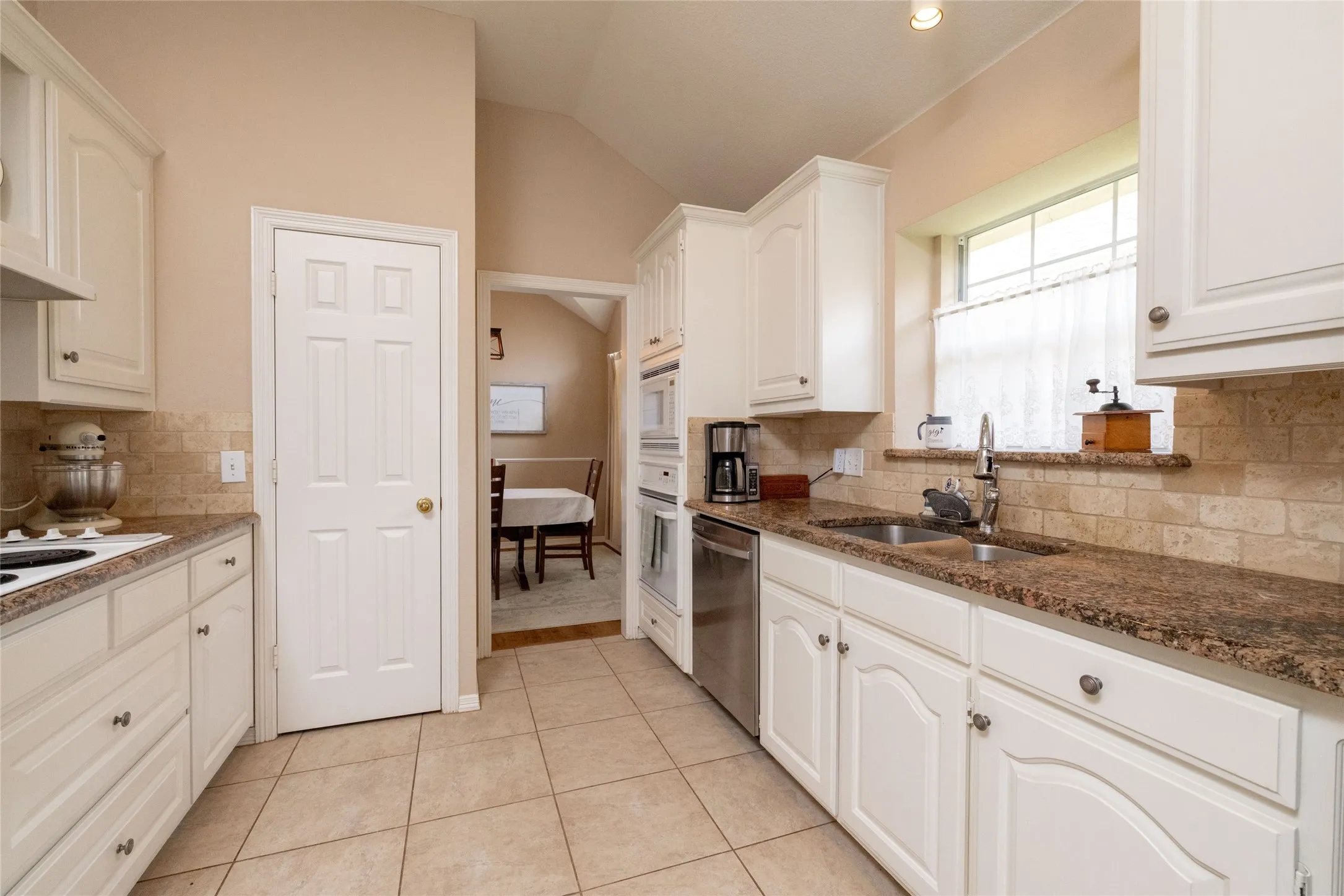 Single Family Residence For Sale in Tarrant County , 305 Chantilly Court, Hurst, Texas 76054, 3 Bedroom, 2 Bathroom, 2 Garage spaces, 1,976 Sqft, built in 1997, mls#21279636, Real Estate Agent in Hurst, Homes For Sale in Tarrant county, Homes For Sale in Hurst, Realtor in Hurst Texas, Real Estate Brokerage Independent Realty Texas, Luminita Cordes Realtor