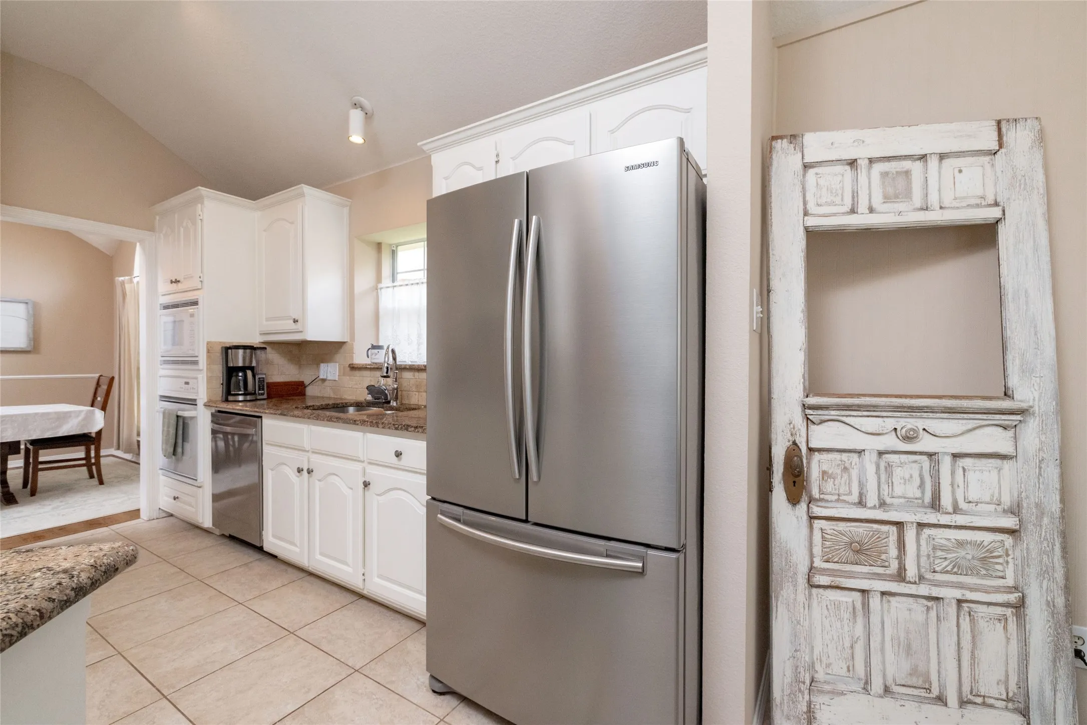 Single Family Residence For Sale in Tarrant County , 305 Chantilly Court, Hurst, Texas 76054, 3 Bedroom, 2 Bathroom, 2 Garage spaces, 1,976 Sqft, built in 1997, mls#21279636, Real Estate Agent in Hurst, Homes For Sale in Tarrant county, Homes For Sale in Hurst, Realtor in Hurst Texas, Real Estate Brokerage Independent Realty Texas, Luminita Cordes Realtor