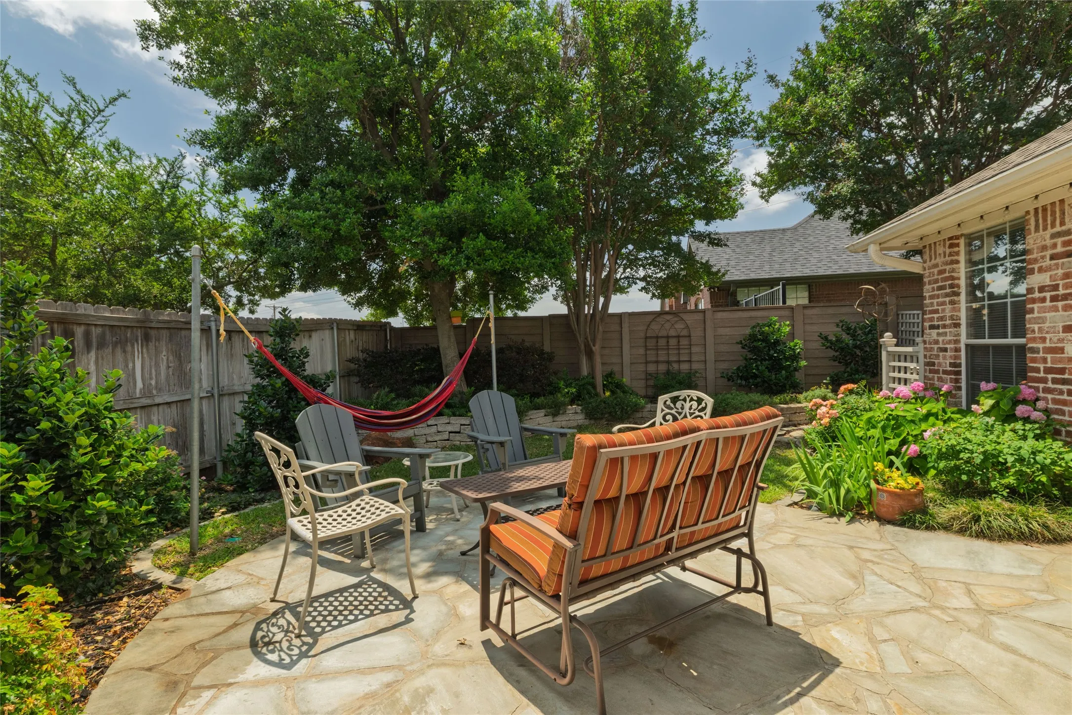 Single Family Residence For Sale in Tarrant County , 305 Chantilly Court, Hurst, Texas 76054, 3 Bedroom, 2 Bathroom, 2 Garage spaces, 1,976 Sqft, built in 1997, mls#21279636, Real Estate Agent in Hurst, Homes For Sale in Tarrant county, Homes For Sale in Hurst, Realtor in Hurst Texas, Real Estate Brokerage Independent Realty Texas, Luminita Cordes Realtor