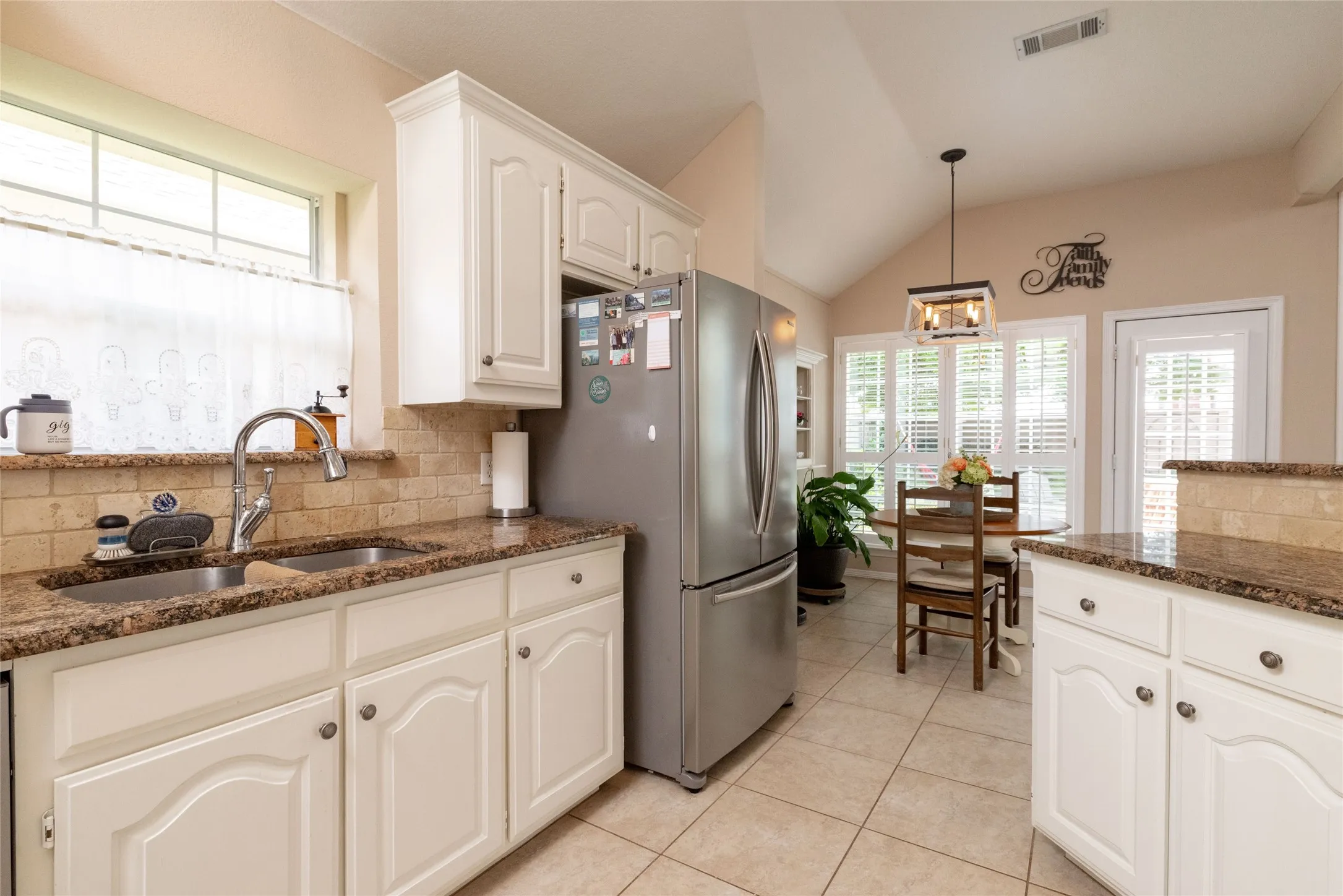 Single Family Residence For Sale in Tarrant County , 305 Chantilly Court, Hurst, Texas 76054, 3 Bedroom, 2 Bathroom, 2 Garage spaces, 1,976 Sqft, built in 1997, mls#21279636, Real Estate Agent in Hurst, Homes For Sale in Tarrant county, Homes For Sale in Hurst, Realtor in Hurst Texas, Real Estate Brokerage Independent Realty Texas, Luminita Cordes Realtor