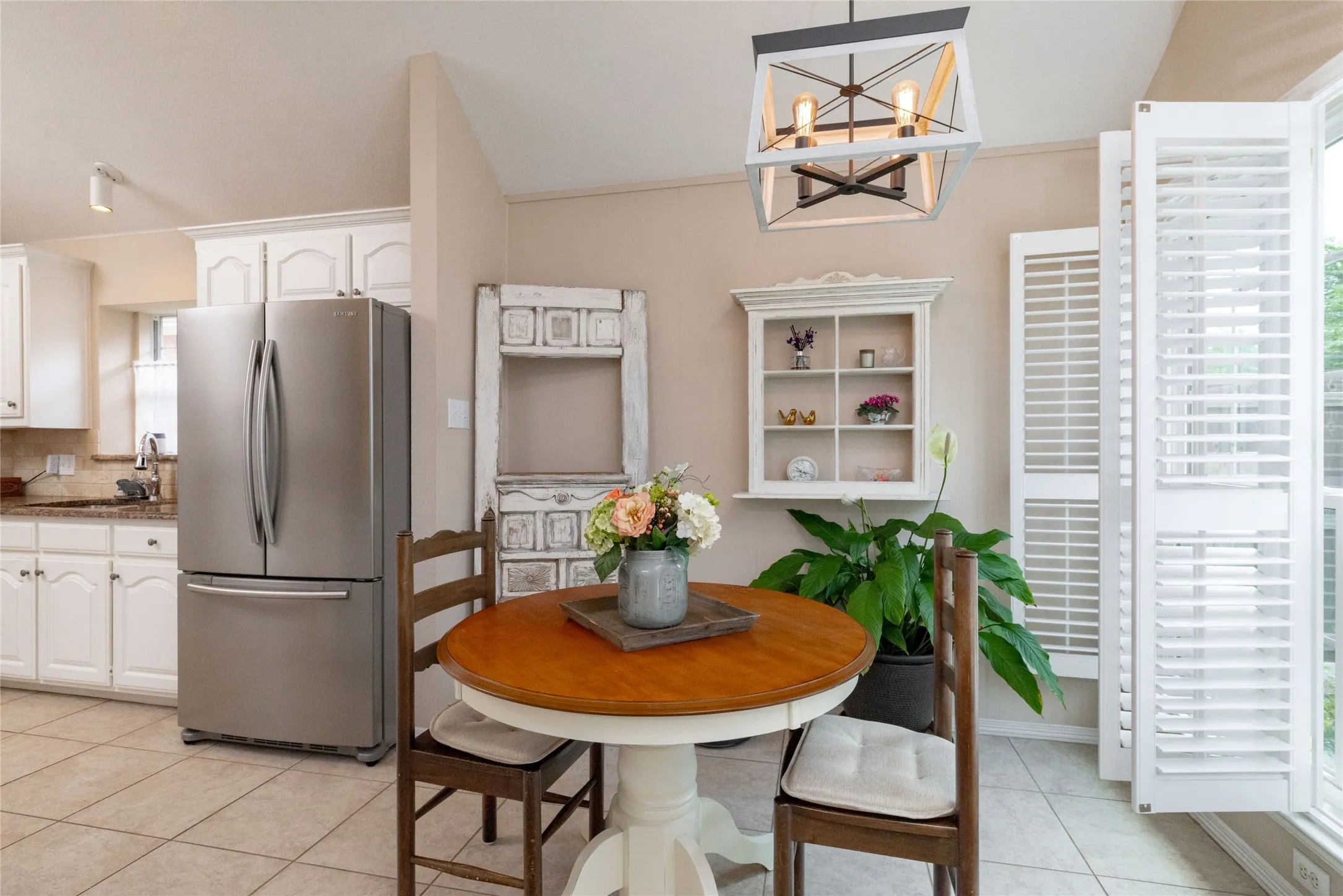 Single Family Residence For Sale in Tarrant County , 305 Chantilly Court, Hurst, Texas 76054, 3 Bedroom, 2 Bathroom, 2 Garage spaces, 1,976 Sqft, built in 1997, mls#21279636, Real Estate Agent in Hurst, Homes For Sale in Tarrant county, Homes For Sale in Hurst, Realtor in Hurst Texas, Real Estate Brokerage Independent Realty Texas, Luminita Cordes Realtor