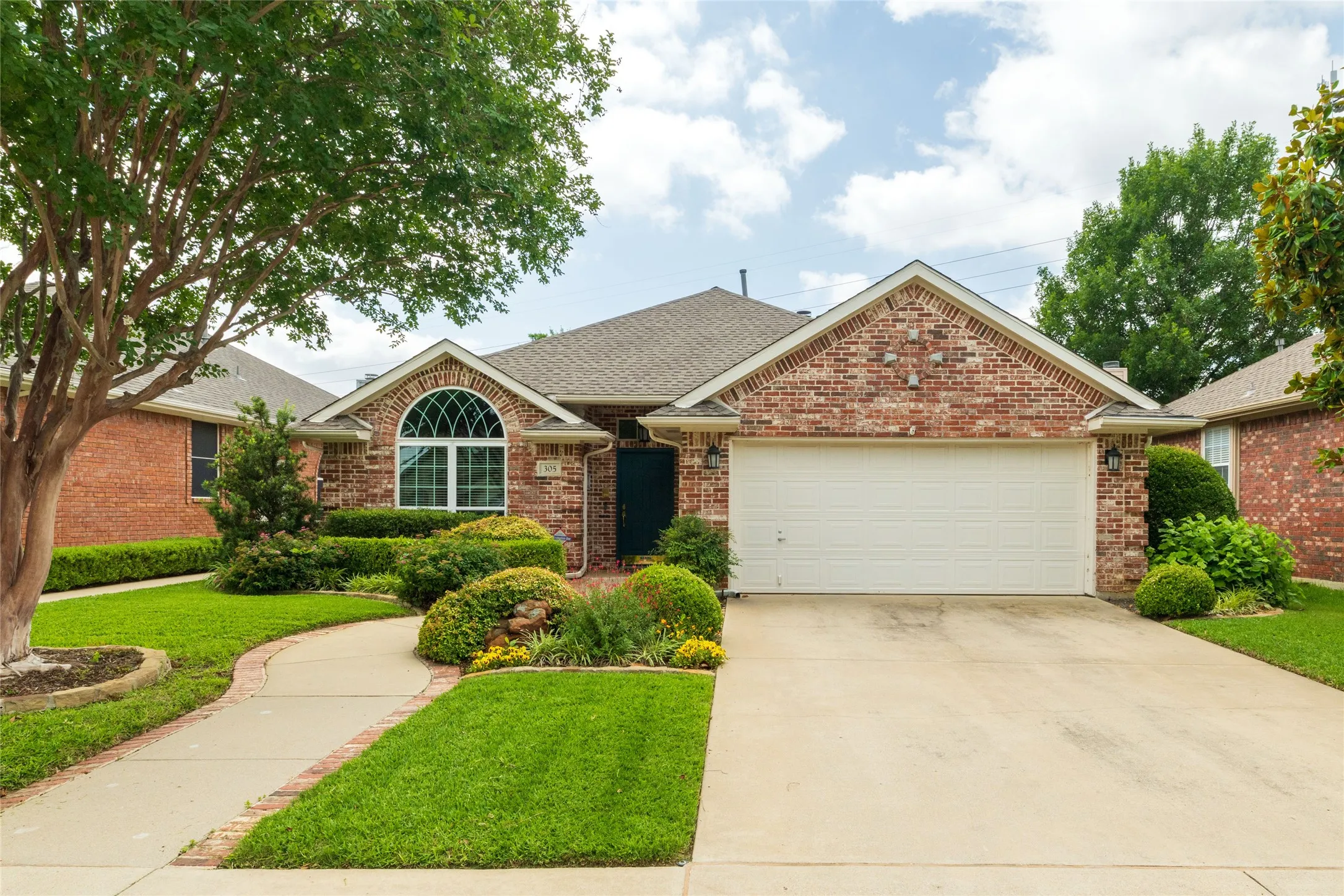 Single Family Residence For Sale in Tarrant County , 305 Chantilly Court, Hurst, Texas 76054, 3 Bedroom, 2 Bathroom, 2 Garage spaces, 1,976 Sqft, built in 1997, mls#21279636, Real Estate Agent in Hurst, Homes For Sale in Tarrant county, Homes For Sale in Hurst, Realtor in Hurst Texas, Real Estate Brokerage Independent Realty Texas, Luminita Cordes Realtor