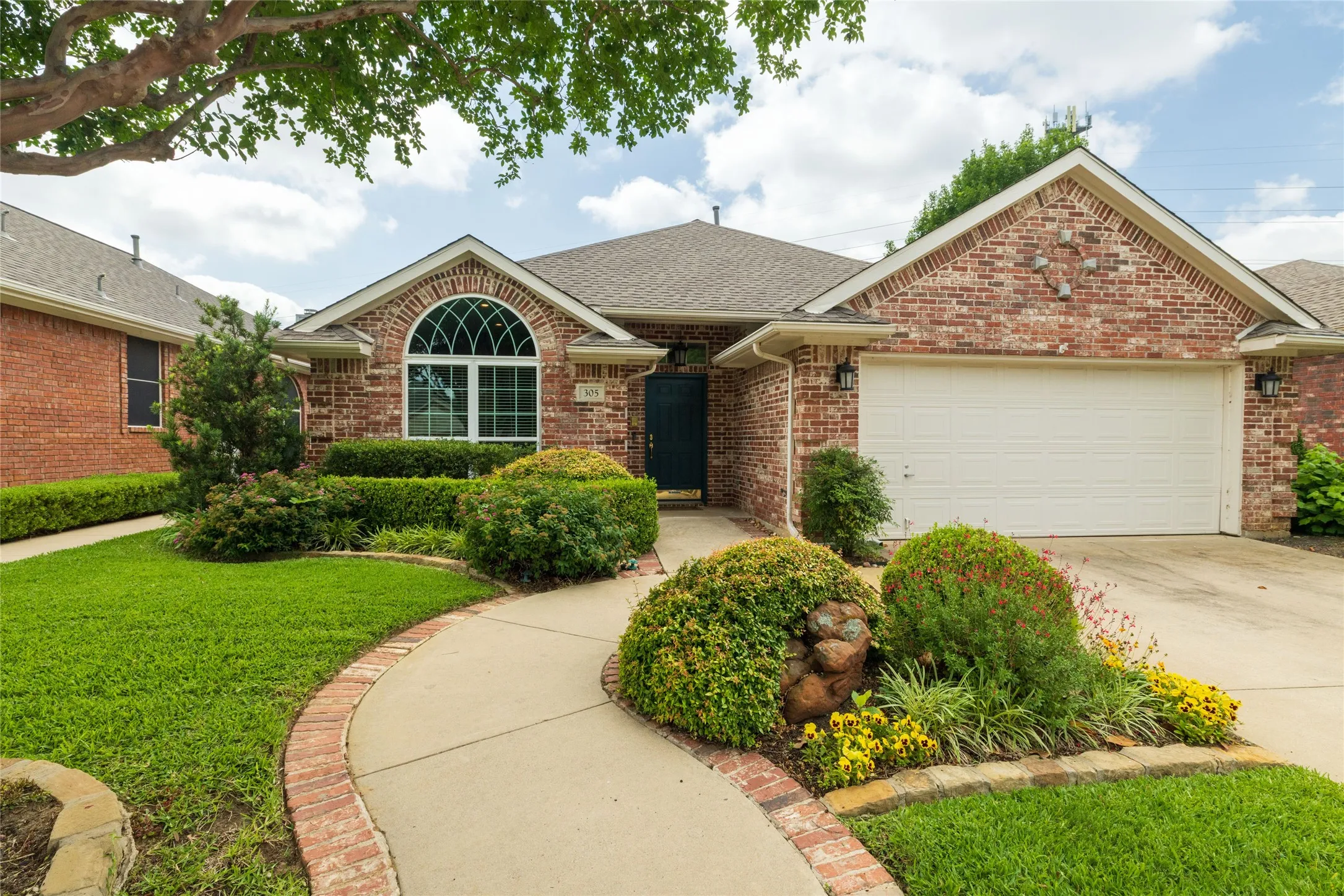 Single Family Residence For Sale in Tarrant County , 305 Chantilly Court, Hurst, Texas 76054, 3 Bedroom, 2 Bathroom, 2 Garage spaces, 1,976 Sqft, built in 1997, mls#21279636, Real Estate Agent in Hurst, Homes For Sale in Tarrant county, Homes For Sale in Hurst, Realtor in Hurst Texas, Real Estate Brokerage Independent Realty Texas, Luminita Cordes Realtor