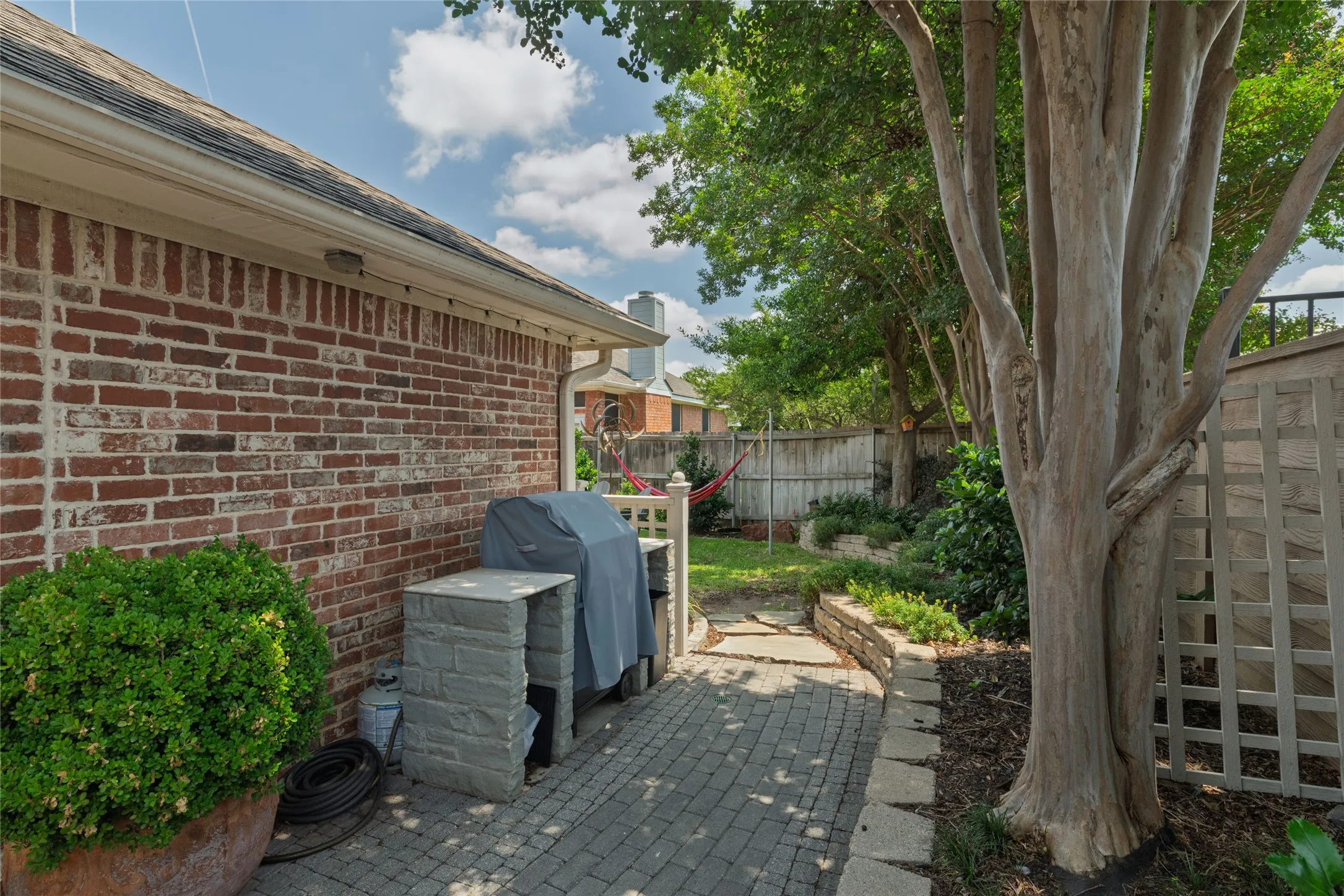 Single Family Residence For Sale in Tarrant County , 305 Chantilly Court, Hurst, Texas 76054, 3 Bedroom, 2 Bathroom, 2 Garage spaces, 1,976 Sqft, built in 1997, mls#21279636, Real Estate Agent in Hurst, Homes For Sale in Tarrant county, Homes For Sale in Hurst, Realtor in Hurst Texas, Real Estate Brokerage Independent Realty Texas, Luminita Cordes Realtor