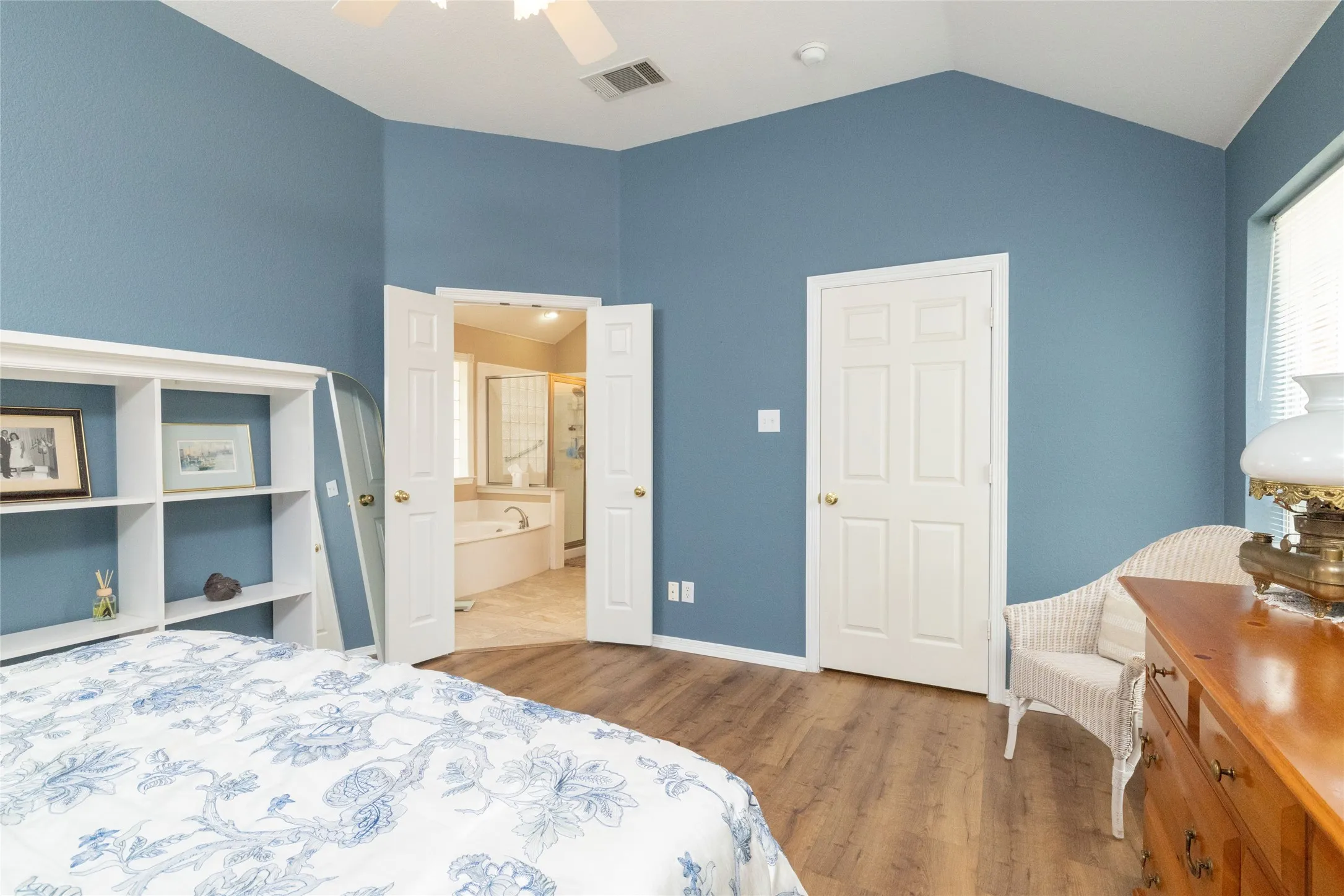 Single Family Residence For Sale in Tarrant County , 305 Chantilly Court, Hurst, Texas 76054, 3 Bedroom, 2 Bathroom, 2 Garage spaces, 1,976 Sqft, built in 1997, mls#21279636, Real Estate Agent in Hurst, Homes For Sale in Tarrant county, Homes For Sale in Hurst, Realtor in Hurst Texas, Real Estate Brokerage Independent Realty Texas, Luminita Cordes Realtor