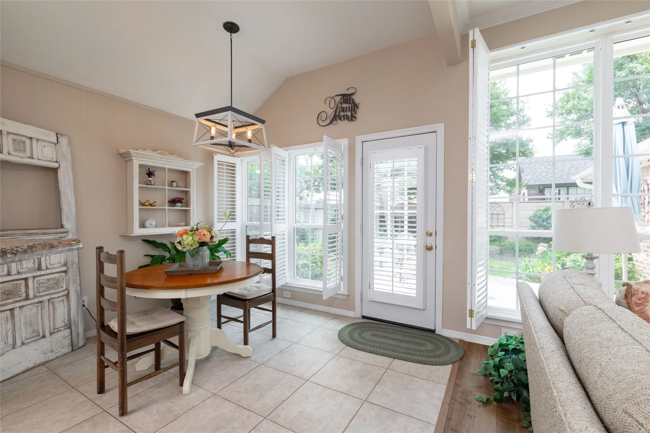 Single Family Residence For Sale in Tarrant County , 305 Chantilly Court, Hurst, Texas 76054, 3 Bedroom, 2 Bathroom, 2 Garage spaces, 1,976 Sqft, built in 1997, mls#21279636, Real Estate Agent in Hurst, Homes For Sale in Tarrant county, Homes For Sale in Hurst, Realtor in Hurst Texas, Real Estate Brokerage Independent Realty Texas, Luminita Cordes Realtor