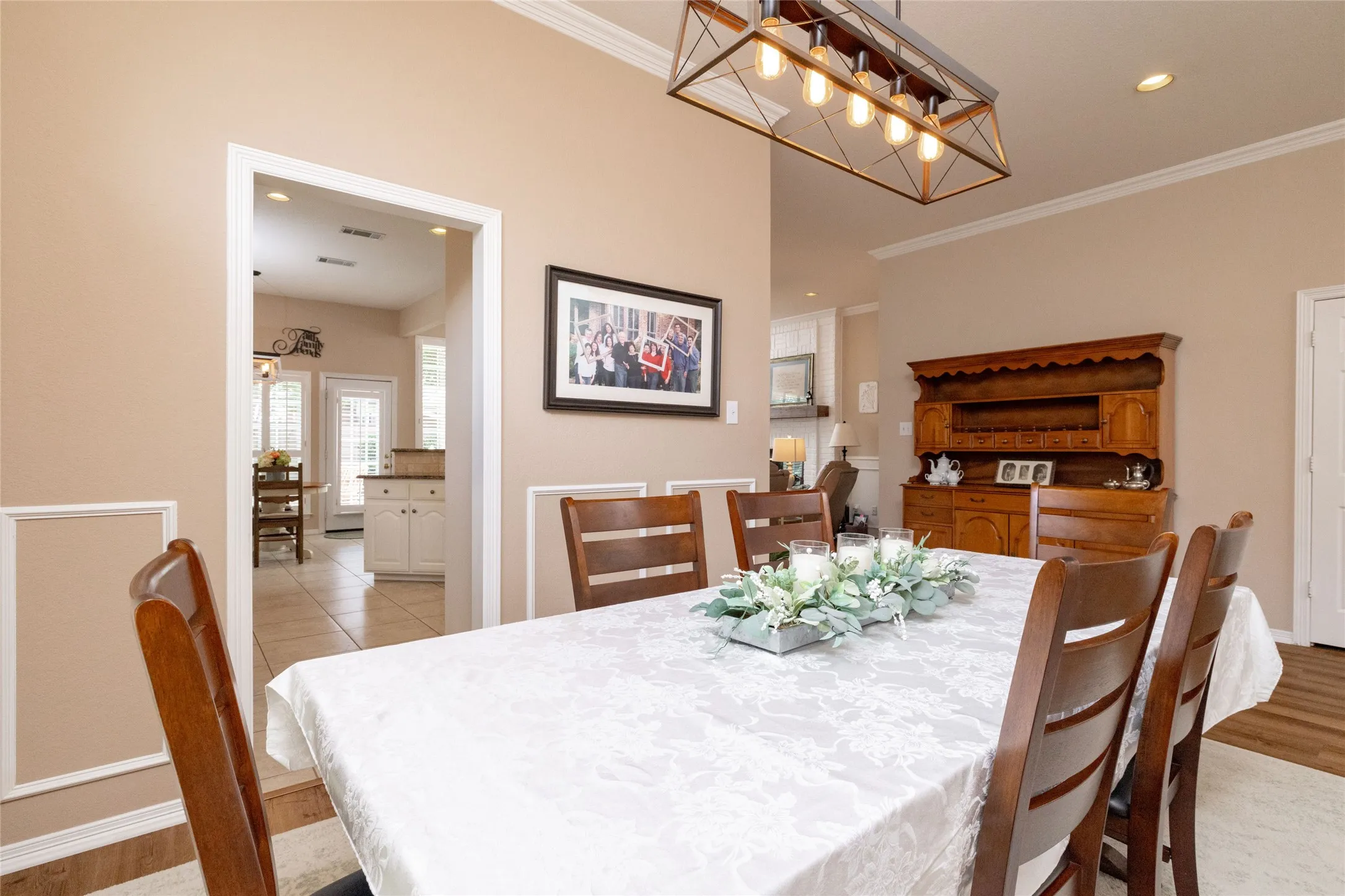 Single Family Residence For Sale in Tarrant County , 305 Chantilly Court, Hurst, Texas 76054, 3 Bedroom, 2 Bathroom, 2 Garage spaces, 1,976 Sqft, built in 1997, mls#21279636, Real Estate Agent in Hurst, Homes For Sale in Tarrant county, Homes For Sale in Hurst, Realtor in Hurst Texas, Real Estate Brokerage Independent Realty Texas, Luminita Cordes Realtor