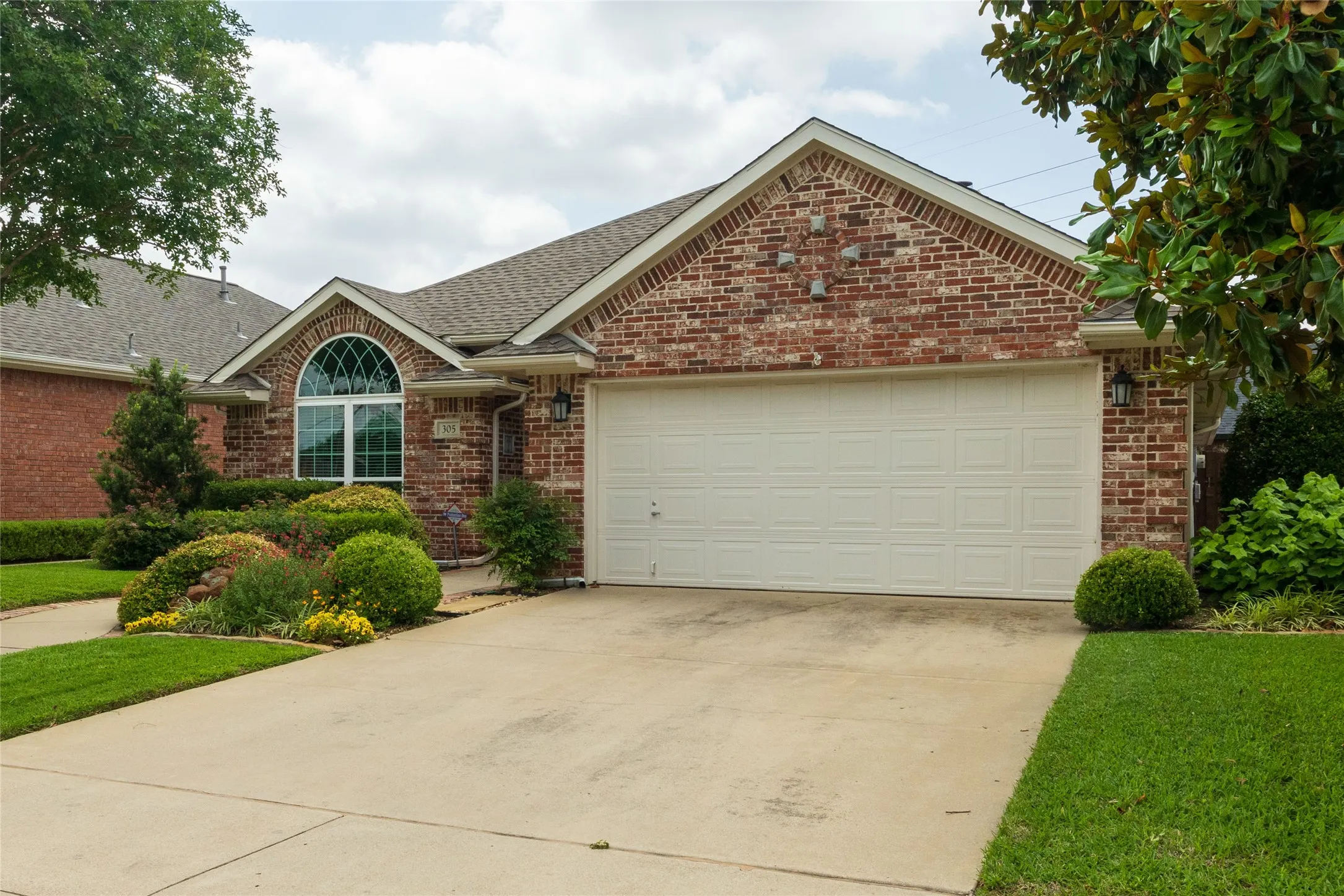 Single Family Residence For Sale in Tarrant County , 305 Chantilly Court, Hurst, Texas 76054, 3 Bedroom, 2 Bathroom, 2 Garage spaces, 1,976 Sqft, built in 1997, mls#21279636, Real Estate Agent in Hurst, Homes For Sale in Tarrant county, Homes For Sale in Hurst, Realtor in Hurst Texas, Real Estate Brokerage Independent Realty Texas, Luminita Cordes Realtor