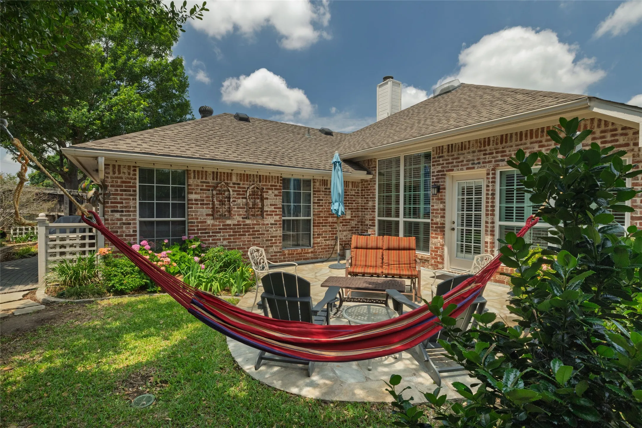 Single Family Residence For Sale in Tarrant County , 305 Chantilly Court, Hurst, Texas 76054, 3 Bedroom, 2 Bathroom, 2 Garage spaces, 1,976 Sqft, built in 1997, mls#21279636, Real Estate Agent in Hurst, Homes For Sale in Tarrant county, Homes For Sale in Hurst, Realtor in Hurst Texas, Real Estate Brokerage Independent Realty Texas, Luminita Cordes Realtor