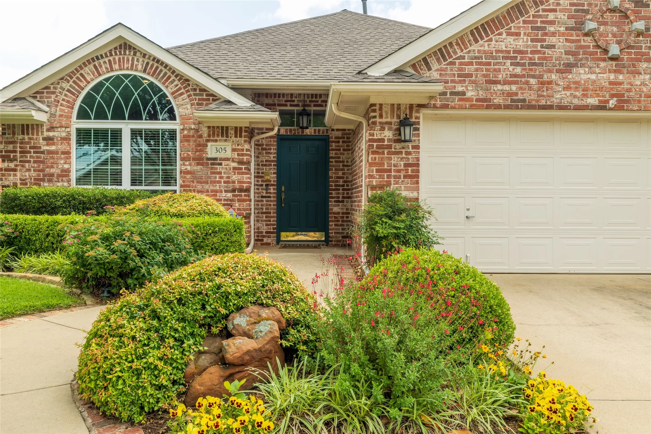 Single Family Residence For Sale in Tarrant County , 305 Chantilly Court, Hurst, Texas 76054, 3 Bedroom, 2 Bathroom, 2 Garage spaces, 1,976 Sqft, built in 1997, mls#21279636, Real Estate Agent in Hurst, Homes For Sale in Tarrant county, Homes For Sale in Hurst, Realtor in Hurst Texas, Real Estate Brokerage Independent Realty Texas, Luminita Cordes Realtor