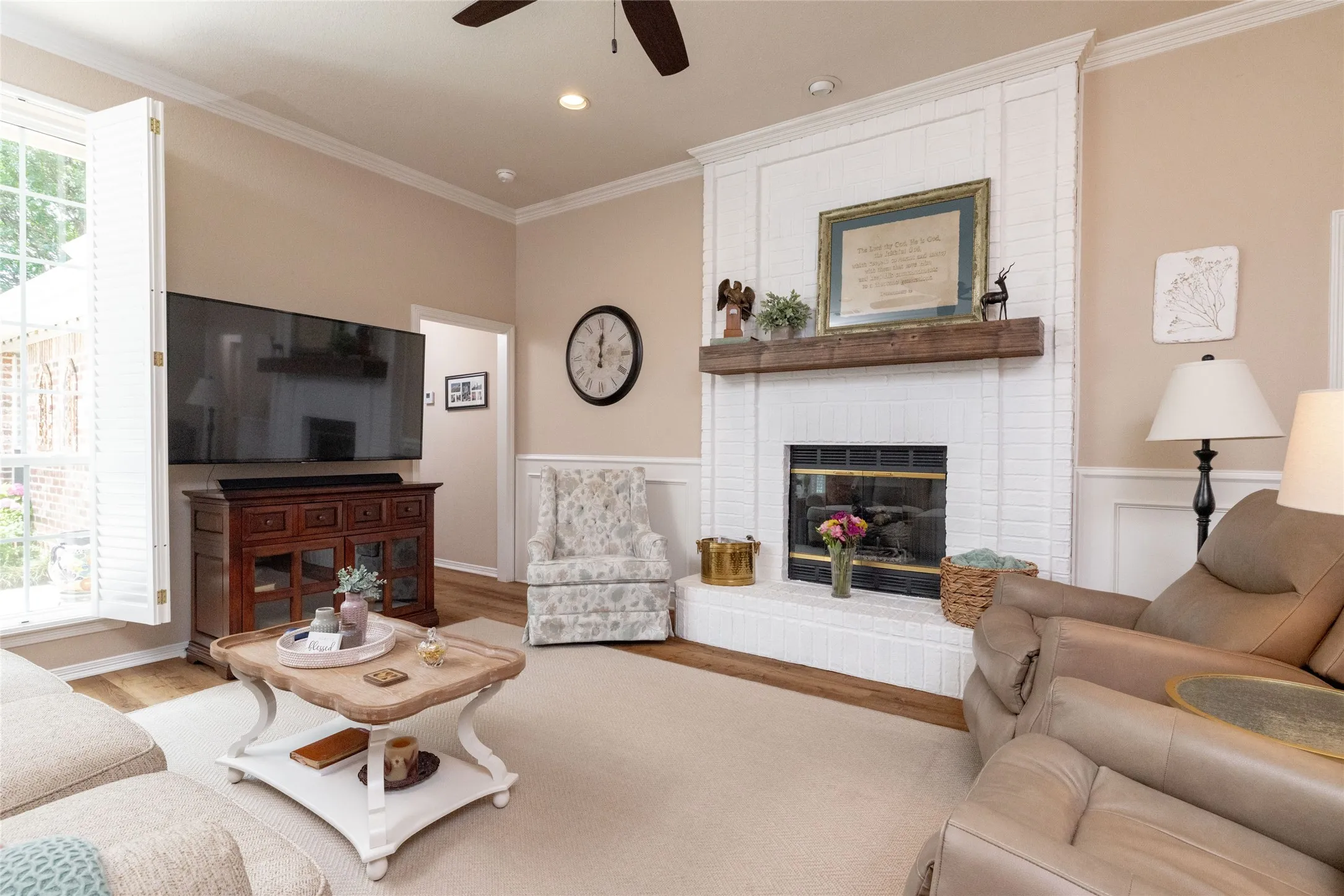 Single Family Residence For Sale in Tarrant County , 305 Chantilly Court, Hurst, Texas 76054, 3 Bedroom, 2 Bathroom, 2 Garage spaces, 1,976 Sqft, built in 1997, mls#21279636, Real Estate Agent in Hurst, Homes For Sale in Tarrant county, Homes For Sale in Hurst, Realtor in Hurst Texas, Real Estate Brokerage Independent Realty Texas, Luminita Cordes Realtor
