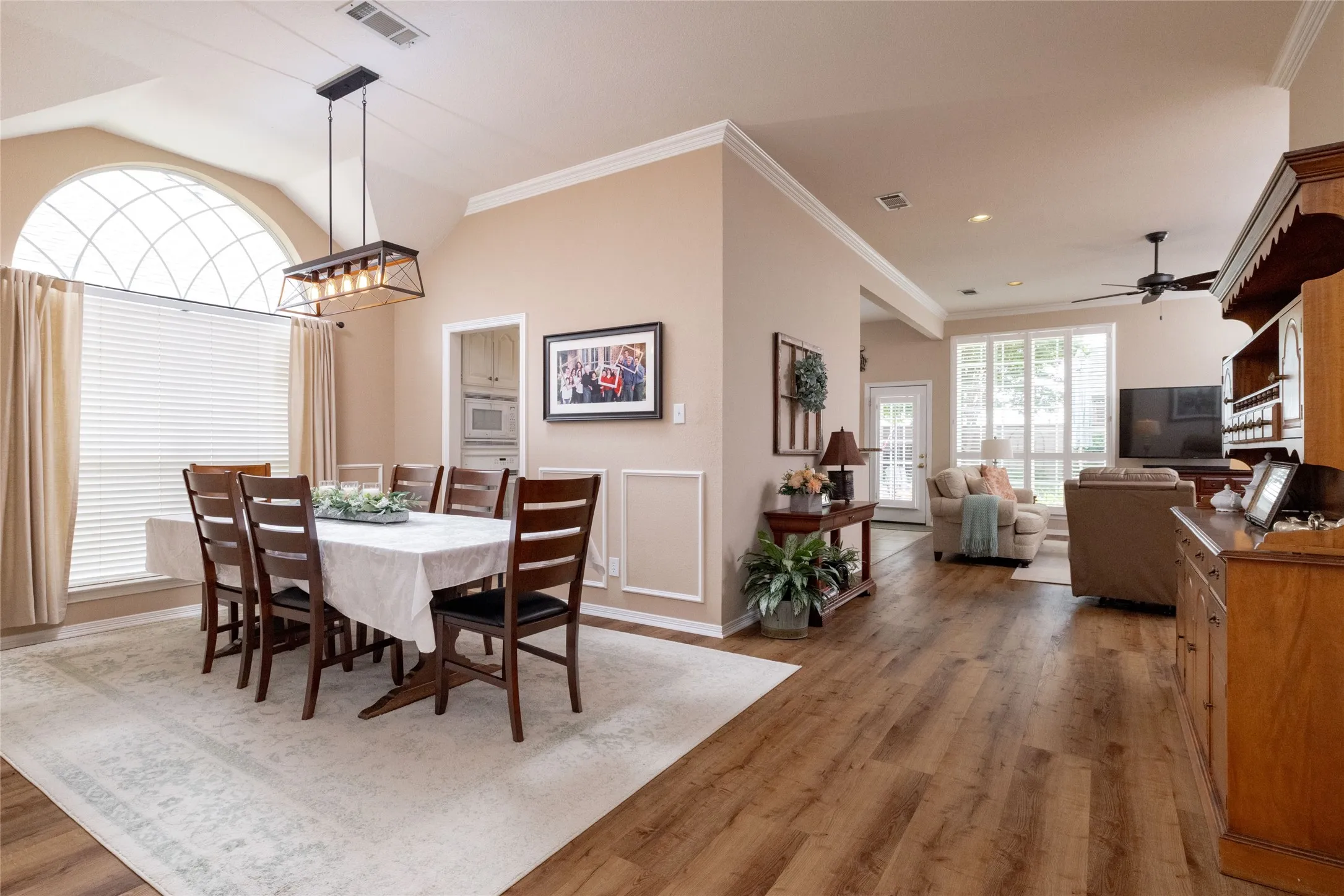 Single Family Residence For Sale in Tarrant County , 305 Chantilly Court, Hurst, Texas 76054, 3 Bedroom, 2 Bathroom, 2 Garage spaces, 1,976 Sqft, built in 1997, mls#21279636, Real Estate Agent in Hurst, Homes For Sale in Tarrant county, Homes For Sale in Hurst, Realtor in Hurst Texas, Real Estate Brokerage Independent Realty Texas, Luminita Cordes Realtor