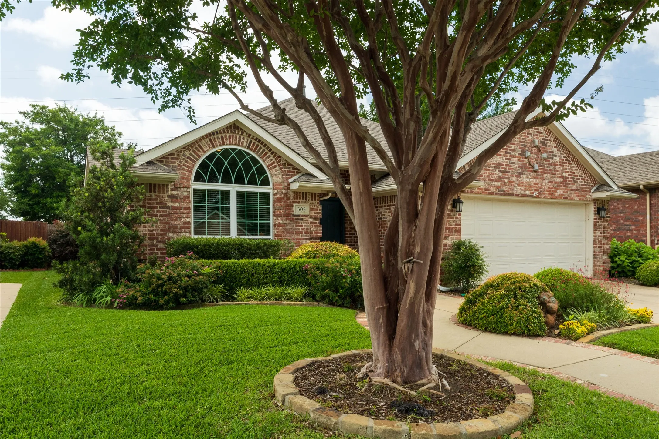 Single Family Residence For Sale in Tarrant County , 305 Chantilly Court, Hurst, Texas 76054, 3 Bedroom, 2 Bathroom, 2 Garage spaces, 1,976 Sqft, built in 1997, mls#21279636, Real Estate Agent in Hurst, Homes For Sale in Tarrant county, Homes For Sale in Hurst, Realtor in Hurst Texas, Real Estate Brokerage Independent Realty Texas, Luminita Cordes Realtor