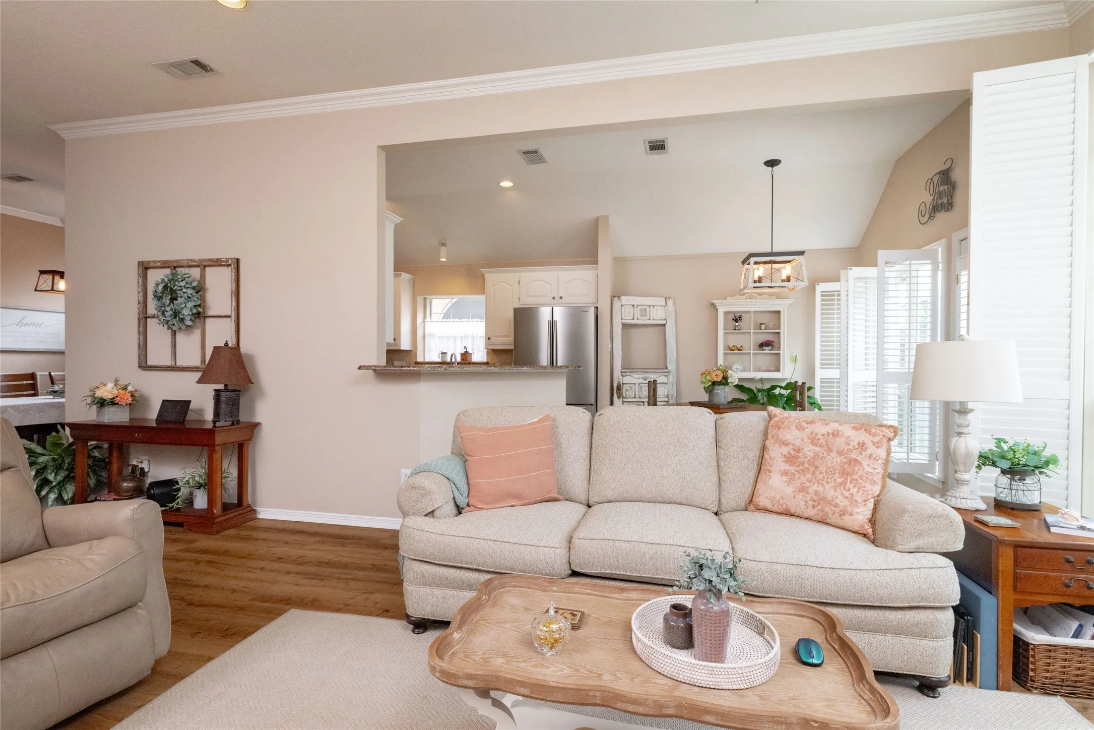 Single Family Residence For Sale in Tarrant County , 305 Chantilly Court, Hurst, Texas 76054, 3 Bedroom, 2 Bathroom, 2 Garage spaces, 1,976 Sqft, built in 1997, mls#21279636, Real Estate Agent in Hurst, Homes For Sale in Tarrant county, Homes For Sale in Hurst, Realtor in Hurst Texas, Real Estate Brokerage Independent Realty Texas, Luminita Cordes Realtor
