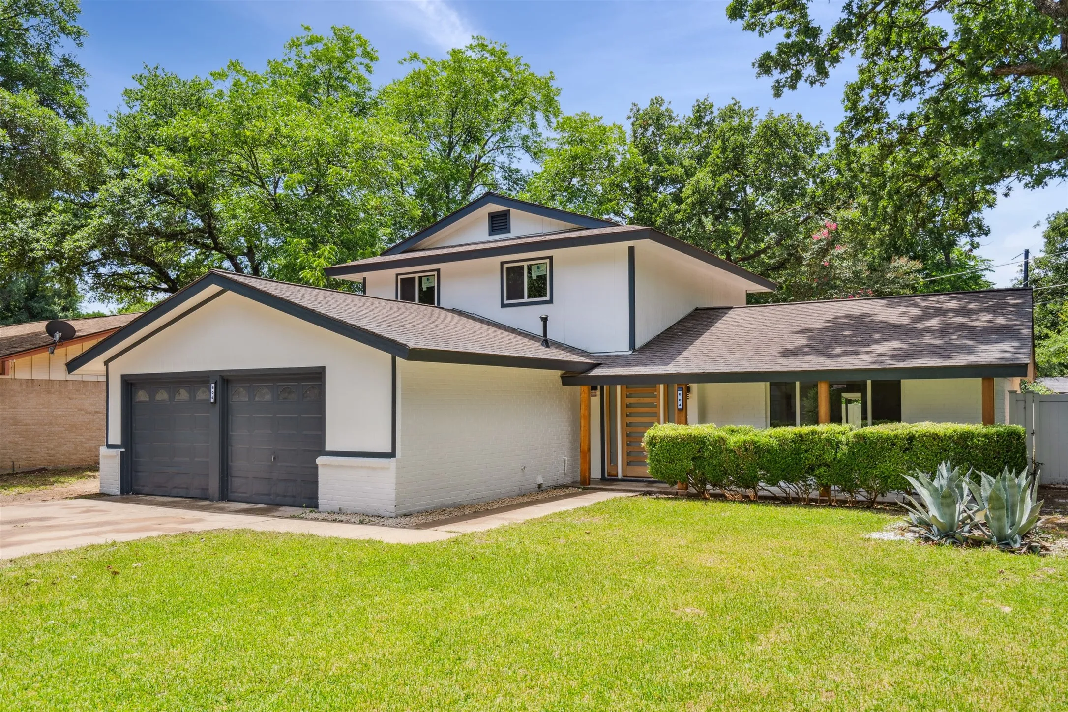 Single Family Residence For Sale in Tarrant County , 604 Buffalo Drive, Arlington, Texas 76013, 4 Bedroom, 3 Bathroom, 2 Garage spaces, 2,277 Sqft, built in 1964, Price $419,900, mls#21279883, Real Estate Agent in Arlington, Homes For Sale in Tarrant county, Homes For Sale in Arlington, Realtor in Arlington Texas, Real Estate Brokerage Independent Realty Texas, Luminita Cordes Realtor