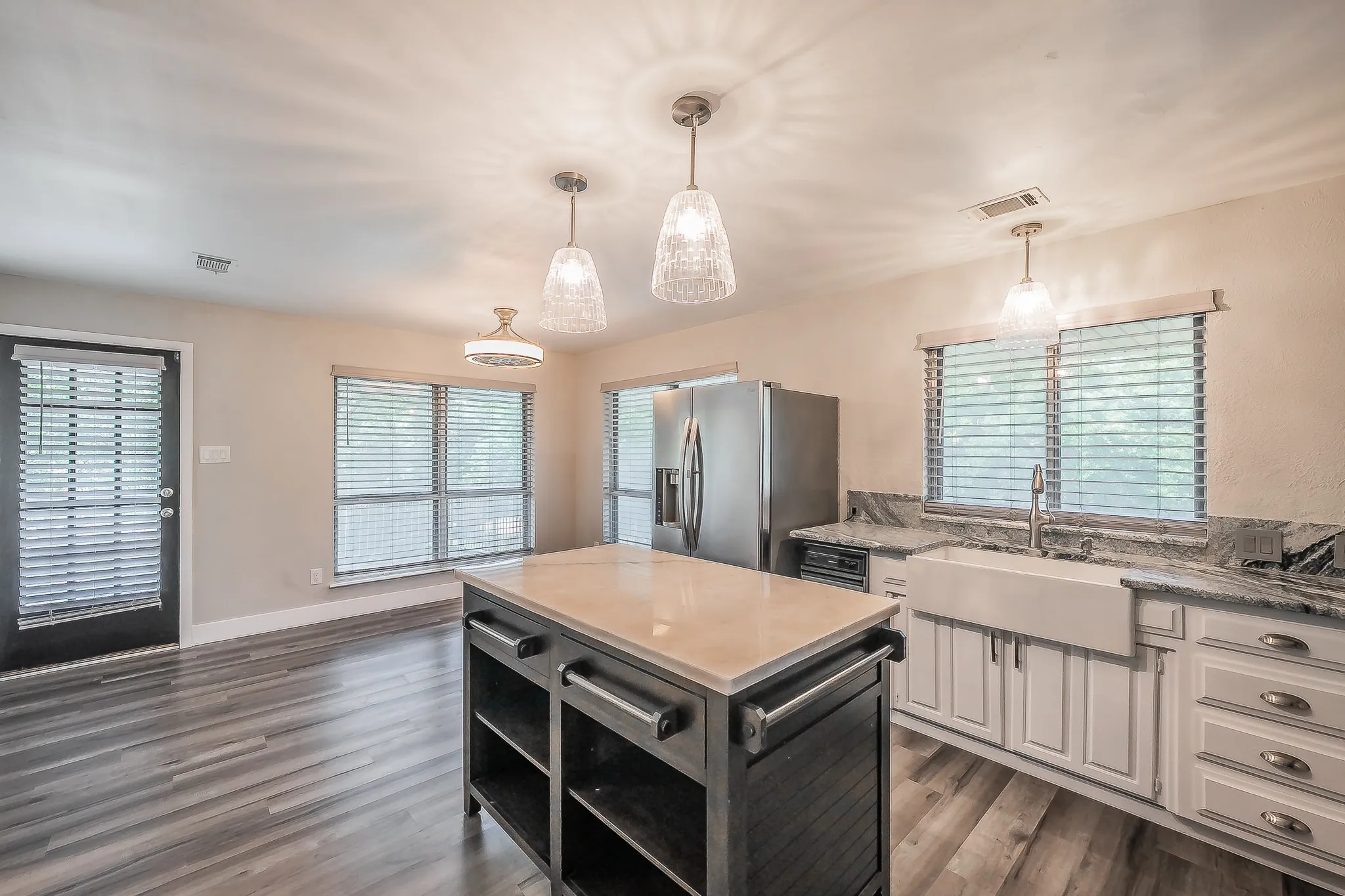 Single Family Residence For Sale in Tarrant County , 1724 Prestonwood Drive, Arlington, Texas 76012, 3 Bedroom, 3 Bathroom, 3 Garage spaces, 3,309 Sqft, built in 1900, mls#21279902, Real Estate Agent in Arlington, Homes For Sale in Tarrant county, Homes For Sale in Arlington, Realtor in Arlington Texas, Real Estate Brokerage Independent Realty Texas, Luminita Cordes Realtor