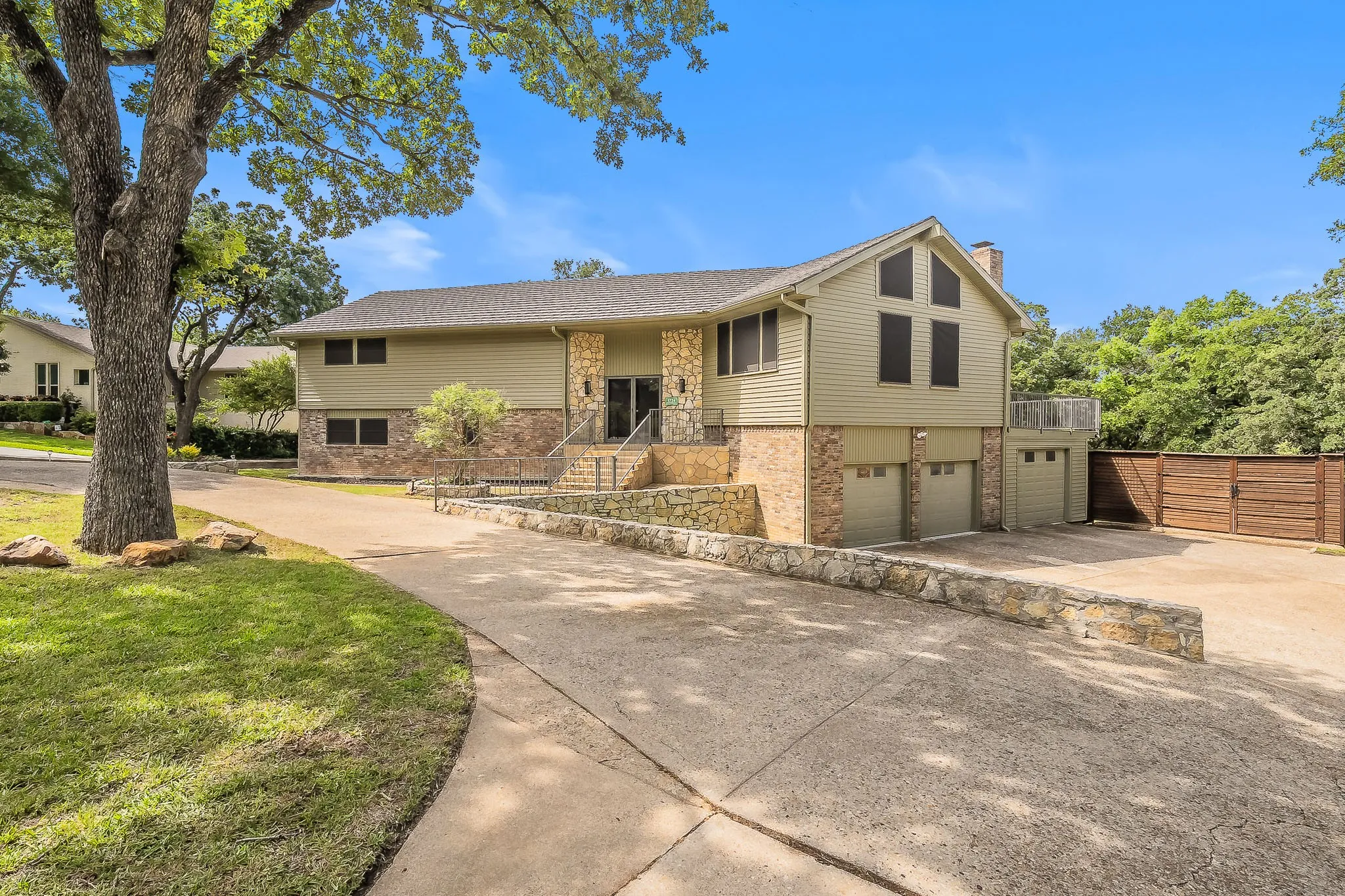 Single Family Residence For Sale in Tarrant County , 1724 Prestonwood Drive, Arlington, Texas 76012, 3 Bedroom, 3 Bathroom, 3 Garage spaces, 3,309 Sqft, built in 1900, mls#21279902, Real Estate Agent in Arlington, Homes For Sale in Tarrant county, Homes For Sale in Arlington, Realtor in Arlington Texas, Real Estate Brokerage Independent Realty Texas, Luminita Cordes Realtor