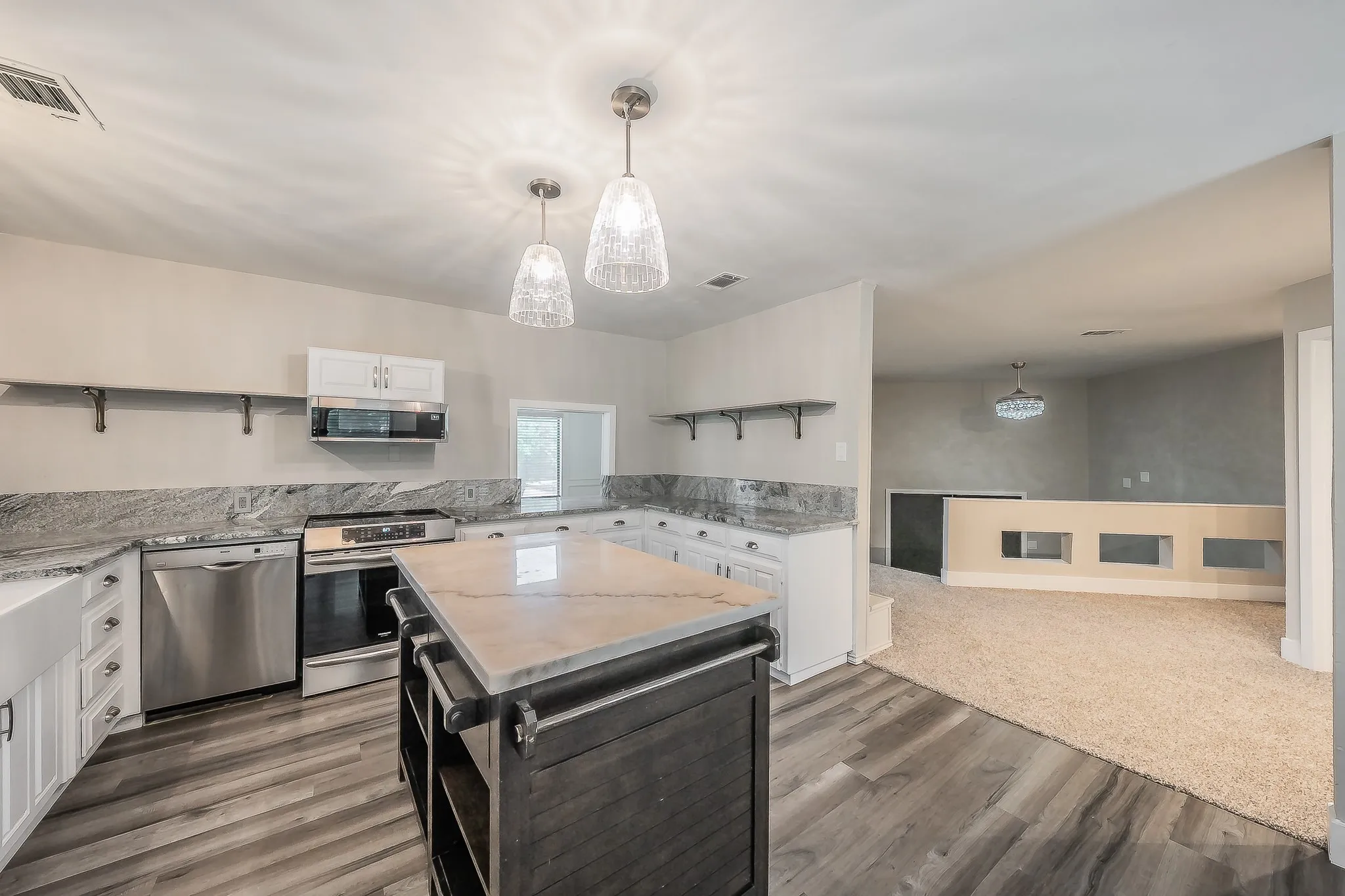 Single Family Residence For Sale in Tarrant County , 1724 Prestonwood Drive, Arlington, Texas 76012, 3 Bedroom, 3 Bathroom, 3 Garage spaces, 3,309 Sqft, built in 1900, mls#21279902, Real Estate Agent in Arlington, Homes For Sale in Tarrant county, Homes For Sale in Arlington, Realtor in Arlington Texas, Real Estate Brokerage Independent Realty Texas, Luminita Cordes Realtor