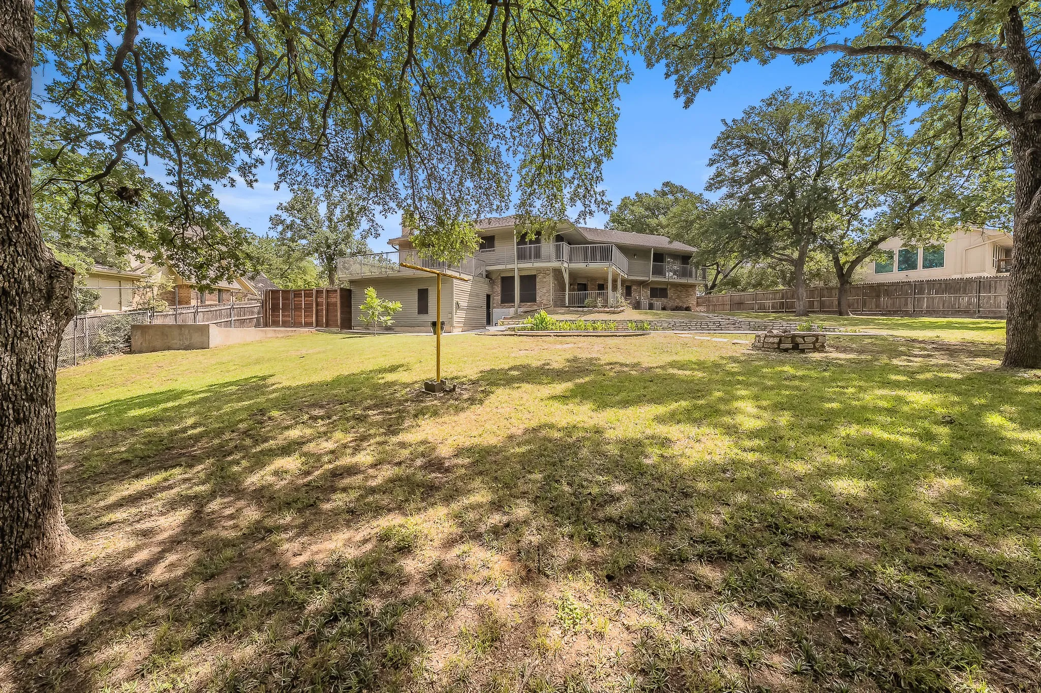 Single Family Residence For Sale in Tarrant County , 1724 Prestonwood Drive, Arlington, Texas 76012, 3 Bedroom, 3 Bathroom, 3 Garage spaces, 3,309 Sqft, built in 1900, mls#21279902, Real Estate Agent in Arlington, Homes For Sale in Tarrant county, Homes For Sale in Arlington, Realtor in Arlington Texas, Real Estate Brokerage Independent Realty Texas, Luminita Cordes Realtor