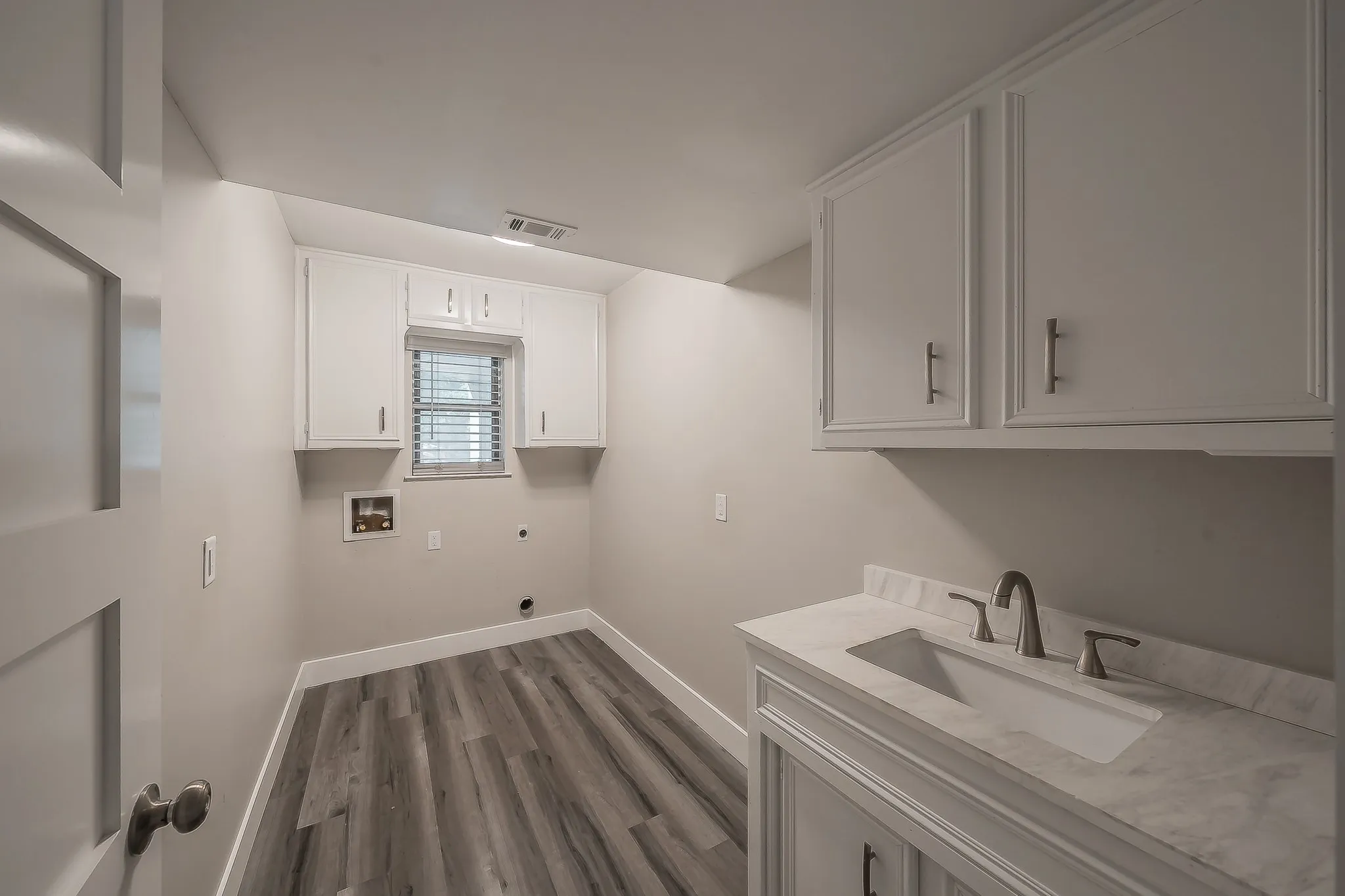 Single Family Residence For Sale in Tarrant County , 1724 Prestonwood Drive, Arlington, Texas 76012, 3 Bedroom, 3 Bathroom, 3 Garage spaces, 3,309 Sqft, built in 1900, mls#21279902, Real Estate Agent in Arlington, Homes For Sale in Tarrant county, Homes For Sale in Arlington, Realtor in Arlington Texas, Real Estate Brokerage Independent Realty Texas, Luminita Cordes Realtor