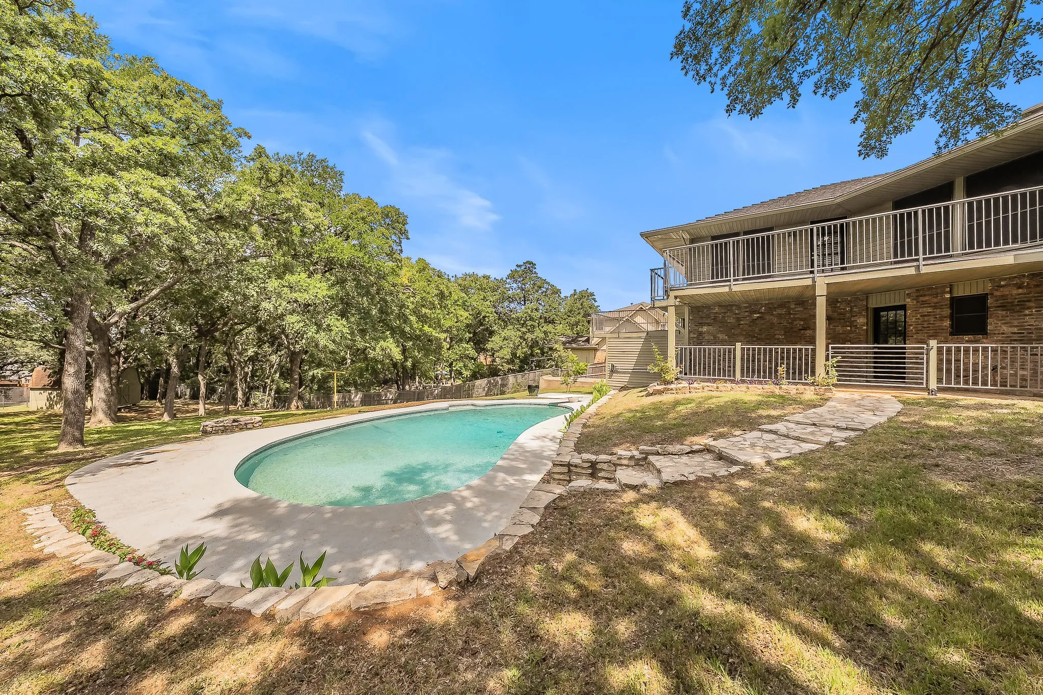 Single Family Residence For Sale in Tarrant County , 1724 Prestonwood Drive, Arlington, Texas 76012, 3 Bedroom, 3 Bathroom, 3 Garage spaces, 3,309 Sqft, built in 1900, mls#21279902, Real Estate Agent in Arlington, Homes For Sale in Tarrant county, Homes For Sale in Arlington, Realtor in Arlington Texas, Real Estate Brokerage Independent Realty Texas, Luminita Cordes Realtor