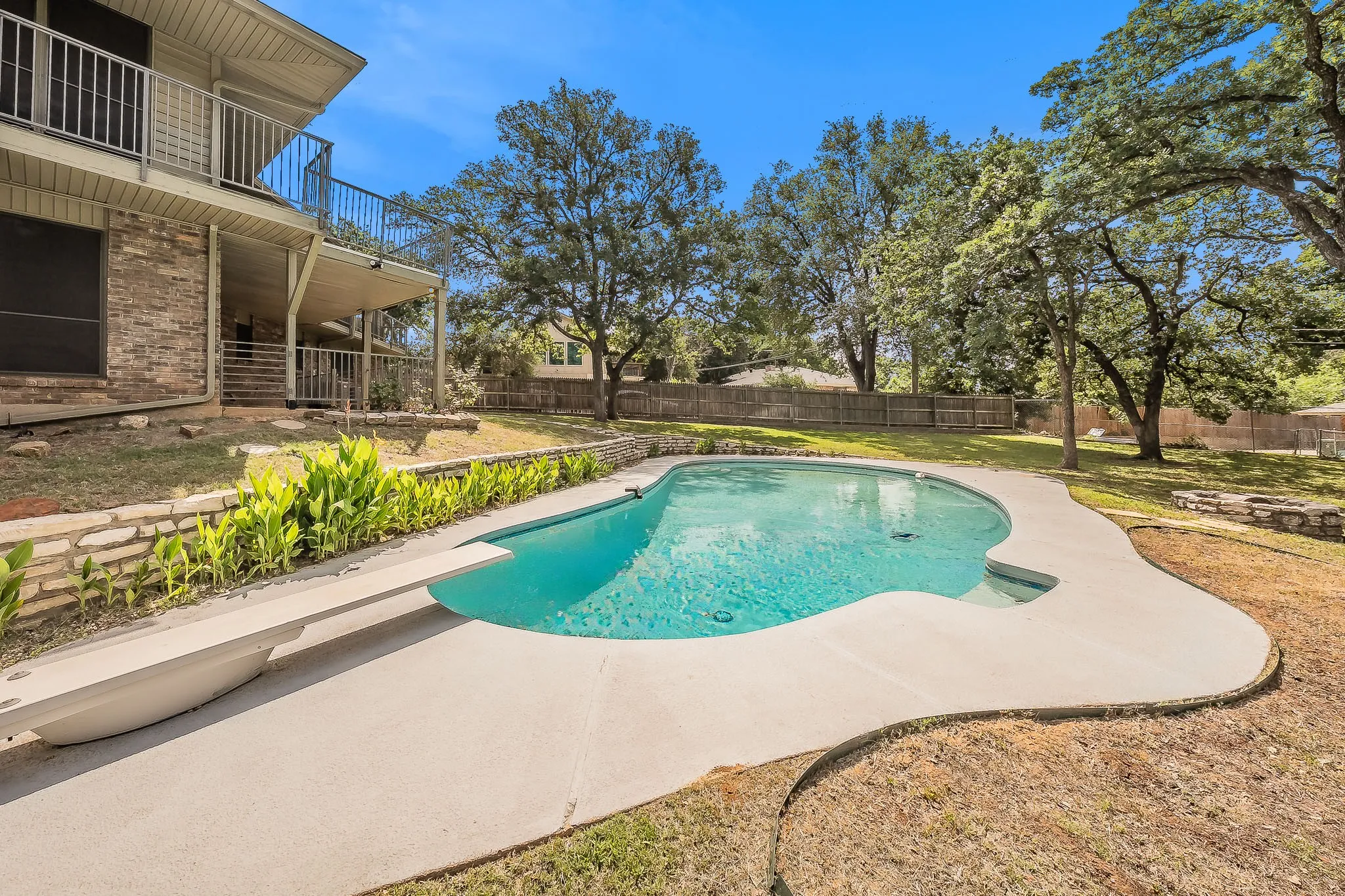 Single Family Residence For Sale in Tarrant County , 1724 Prestonwood Drive, Arlington, Texas 76012, 3 Bedroom, 3 Bathroom, 3 Garage spaces, 3,309 Sqft, built in 1900, mls#21279902, Real Estate Agent in Arlington, Homes For Sale in Tarrant county, Homes For Sale in Arlington, Realtor in Arlington Texas, Real Estate Brokerage Independent Realty Texas, Luminita Cordes Realtor