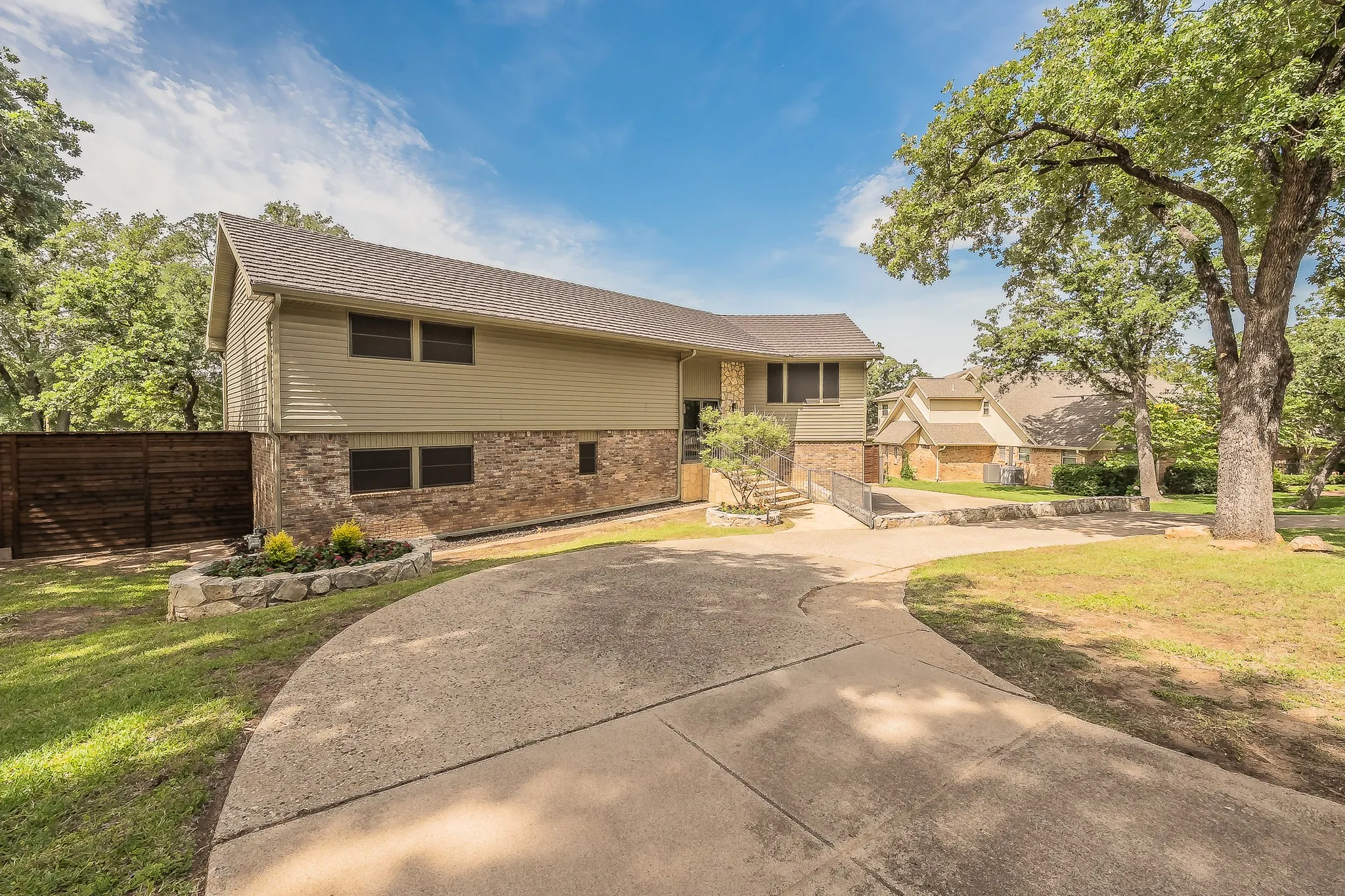 Single Family Residence For Sale in Tarrant County , 1724 Prestonwood Drive, Arlington, Texas 76012, 3 Bedroom, 3 Bathroom, 3 Garage spaces, 3,309 Sqft, built in 1900, mls#21279902, Real Estate Agent in Arlington, Homes For Sale in Tarrant county, Homes For Sale in Arlington, Realtor in Arlington Texas, Real Estate Brokerage Independent Realty Texas, Luminita Cordes Realtor