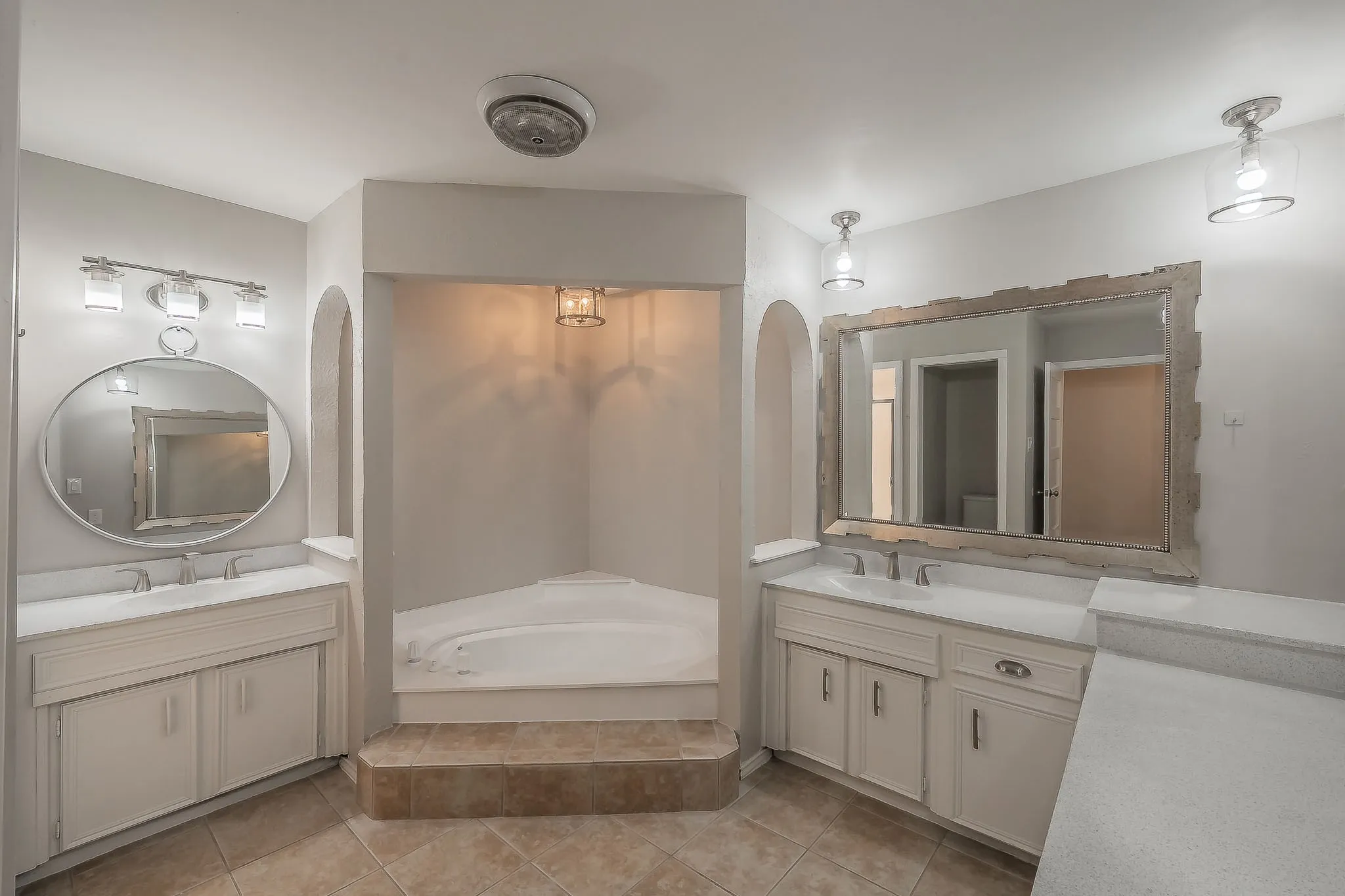 Single Family Residence For Sale in Tarrant County , 1724 Prestonwood Drive, Arlington, Texas 76012, 3 Bedroom, 3 Bathroom, 3 Garage spaces, 3,309 Sqft, built in 1900, mls#21279902, Real Estate Agent in Arlington, Homes For Sale in Tarrant county, Homes For Sale in Arlington, Realtor in Arlington Texas, Real Estate Brokerage Independent Realty Texas, Luminita Cordes Realtor