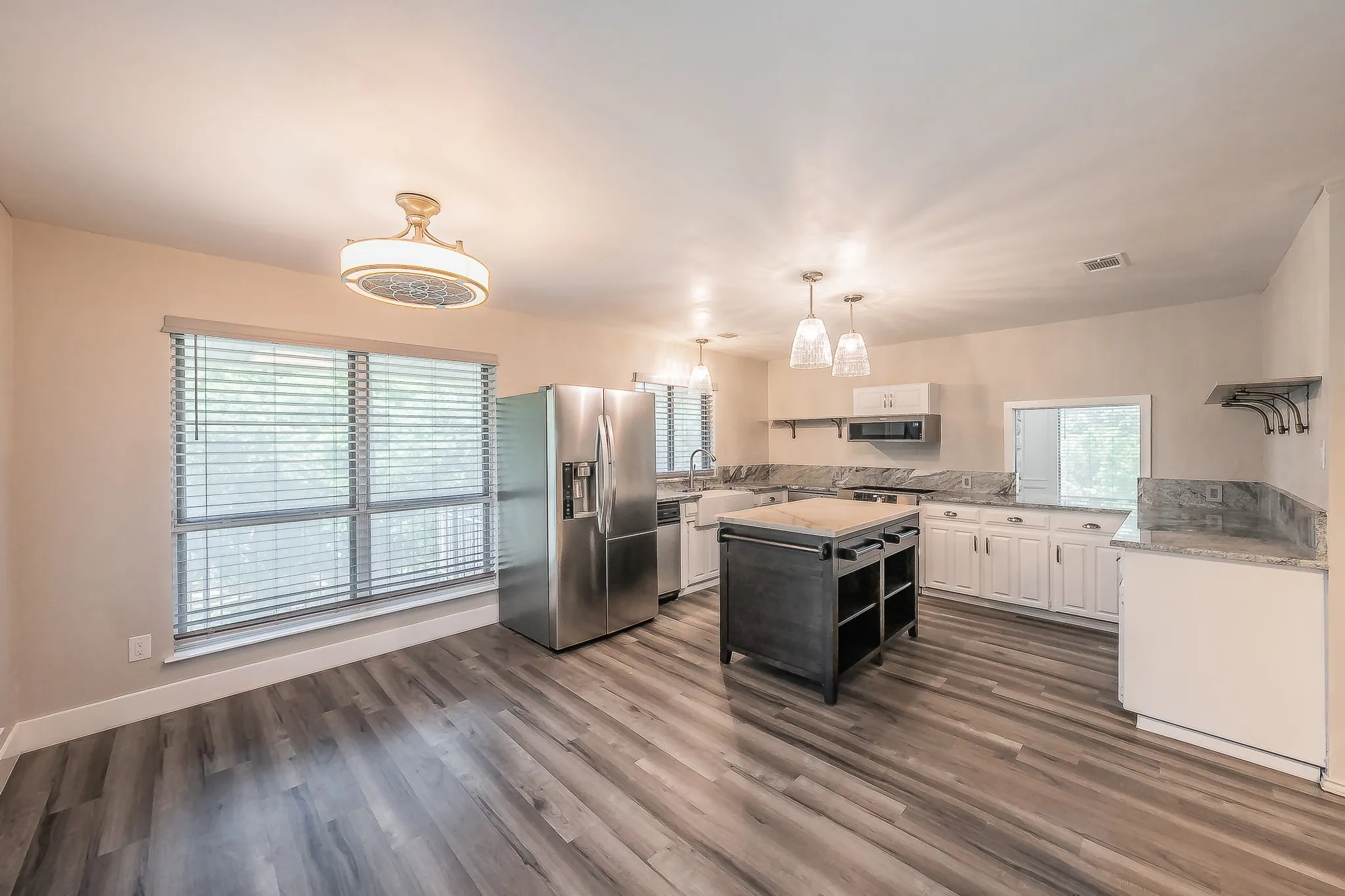 Single Family Residence For Sale in Tarrant County , 1724 Prestonwood Drive, Arlington, Texas 76012, 3 Bedroom, 3 Bathroom, 3 Garage spaces, 3,309 Sqft, built in 1900, mls#21279902, Real Estate Agent in Arlington, Homes For Sale in Tarrant county, Homes For Sale in Arlington, Realtor in Arlington Texas, Real Estate Brokerage Independent Realty Texas, Luminita Cordes Realtor