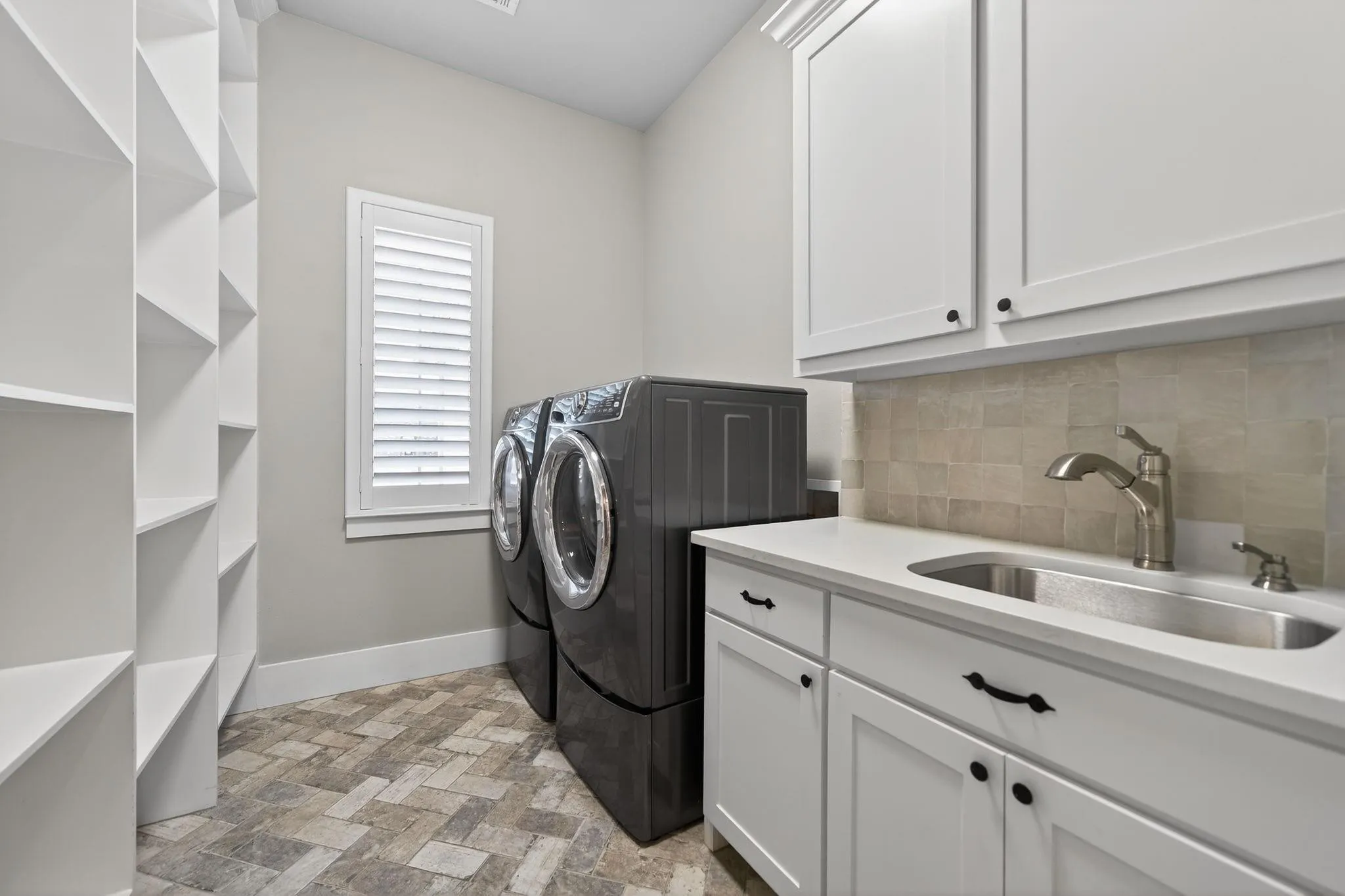Single Family Residence For Sale in Rockwall County , 1570 Winding Creek Lane, Rockwall, Texas 75032, 5 Bedroom, 6 Bathroom, 3 Garage spaces, 4,563 Sqft, built in 2017, mls#21278940, Real Estate Agent in Rockwall, Homes For Sale in Rockwall county, Homes For Sale in Rockwall, Realtor in Rockwall Texas, Real Estate Brokerage Independent Realty Texas, Luminita Cordes Realtor