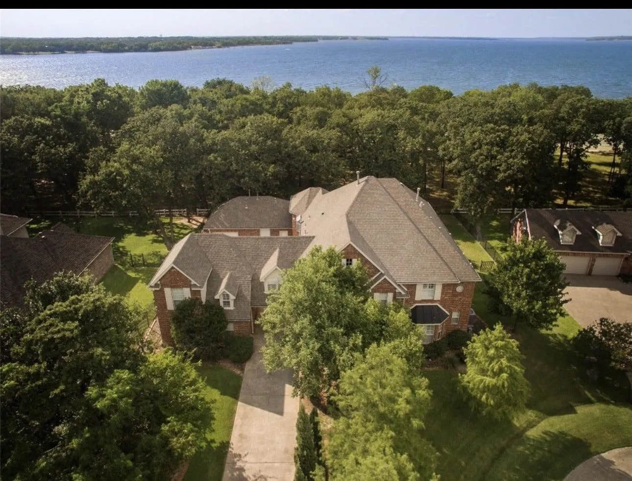 Single Family Residence For Sale in Denton County , 721 Paradise Cove, Shady Shores, Texas 76208, 6 Bedroom, 5 Bathroom, 3 Garage spaces, 5,033 Sqft, built in 2000, mls#21279974, Real Estate Agent in Shady Shores, Homes For Sale in Denton county, Homes For Sale in Shady Shores, Realtor in Shady Shores Texas, Real Estate Brokerage Independent Realty Texas, Luminita Cordes Realtor