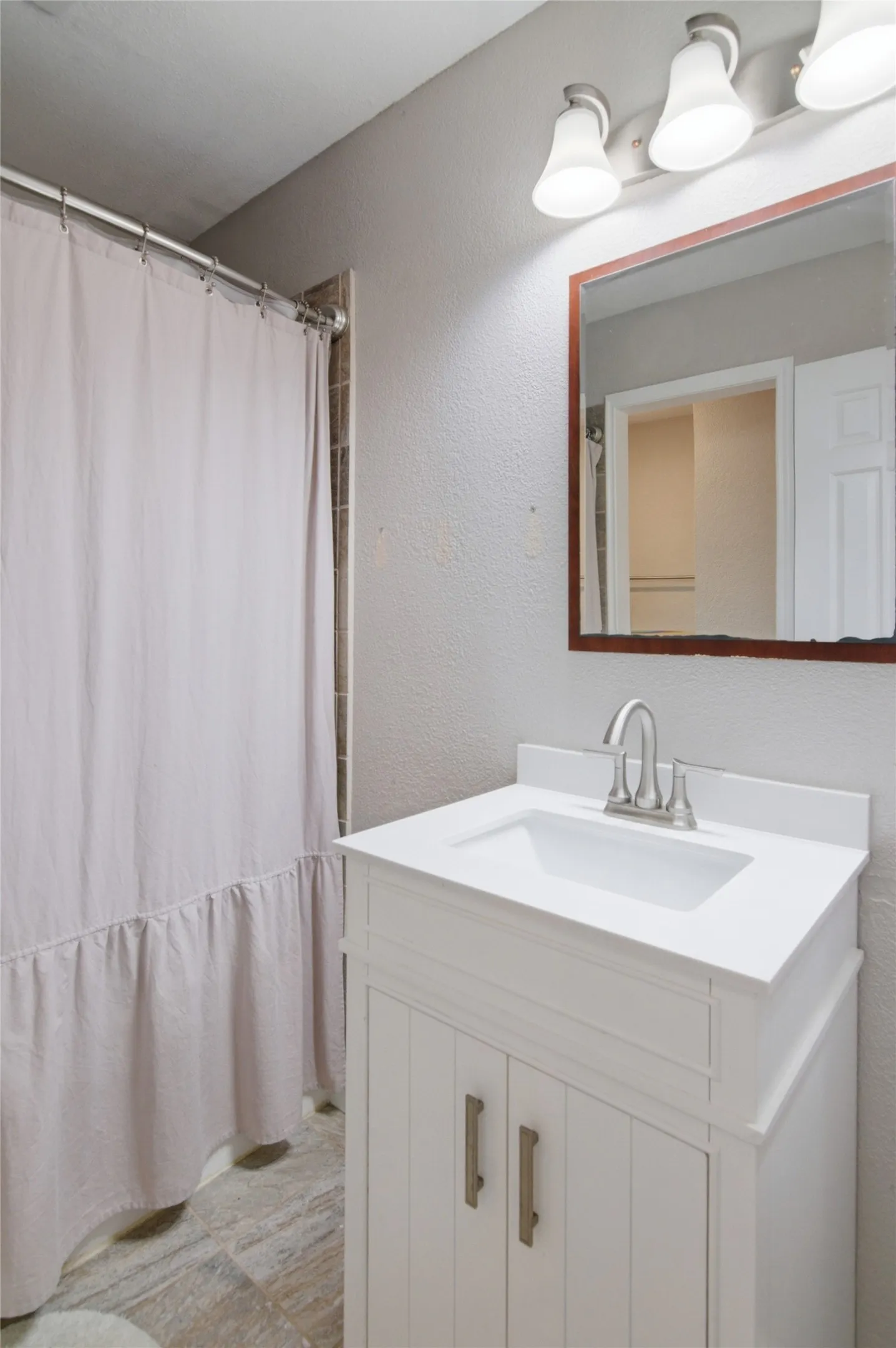 Single Family Residence For Sale in Tarrant County , 372 La Quinta Circle S, Keller, Texas 76248, 4 Bedroom, 2 Bathroom, 2 Garage spaces, 1,787 Sqft, built in 1984, mls#21278858, Real Estate Agent in Keller, Homes For Sale in Tarrant county, Homes For Sale in Keller, Realtor in Keller Texas, Real Estate Brokerage Independent Realty Texas, Luminita Cordes Realtor