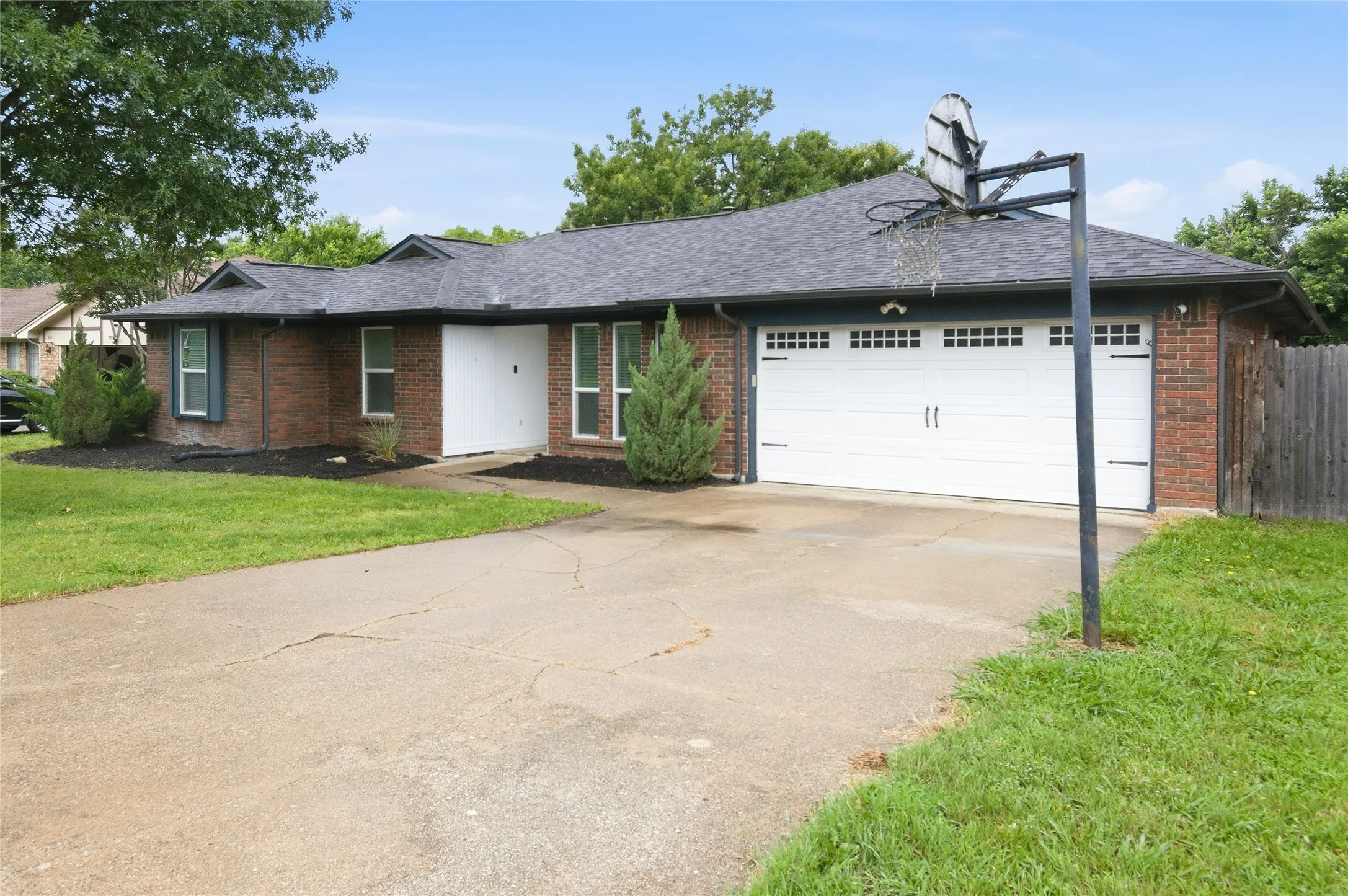 Single Family Residence For Sale in Tarrant County , 372 La Quinta Circle S, Keller, Texas 76248, 4 Bedroom, 2 Bathroom, 2 Garage spaces, 1,787 Sqft, built in 1984, mls#21278858, Real Estate Agent in Keller, Homes For Sale in Tarrant county, Homes For Sale in Keller, Realtor in Keller Texas, Real Estate Brokerage Independent Realty Texas, Luminita Cordes Realtor